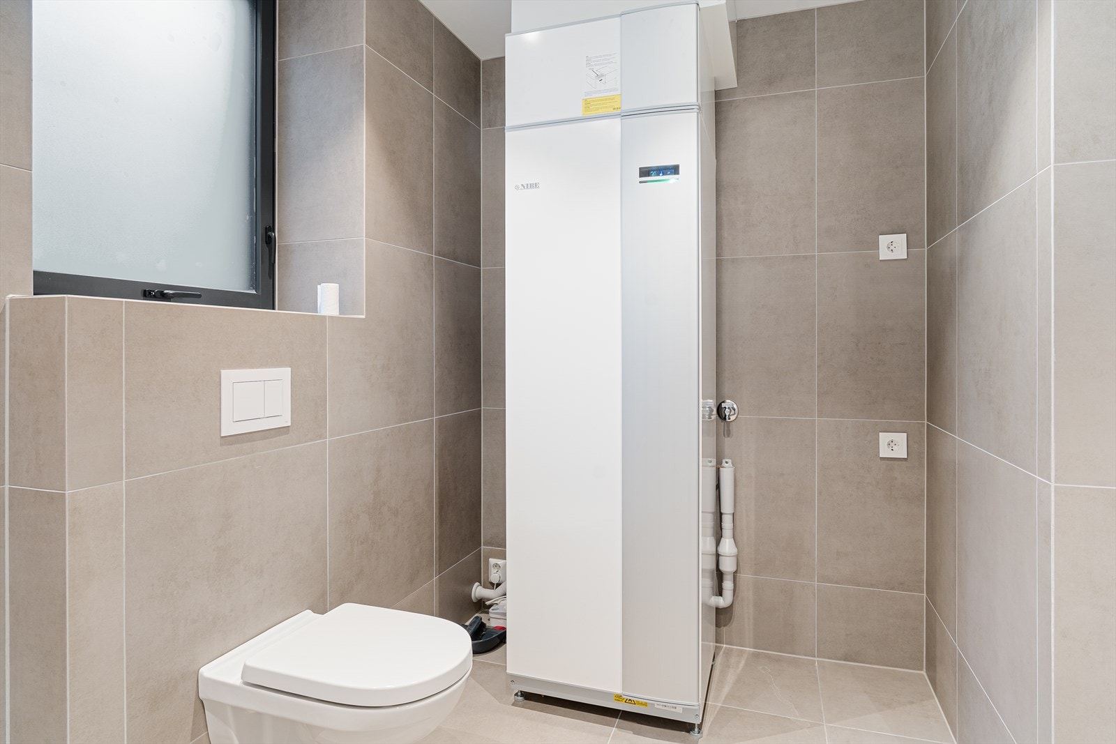 Opplegg/plass for vaskemaskin. Avtrekkspumpe for balansert ventilasjon er plassert på badet/vaskerommet. Galleribilde