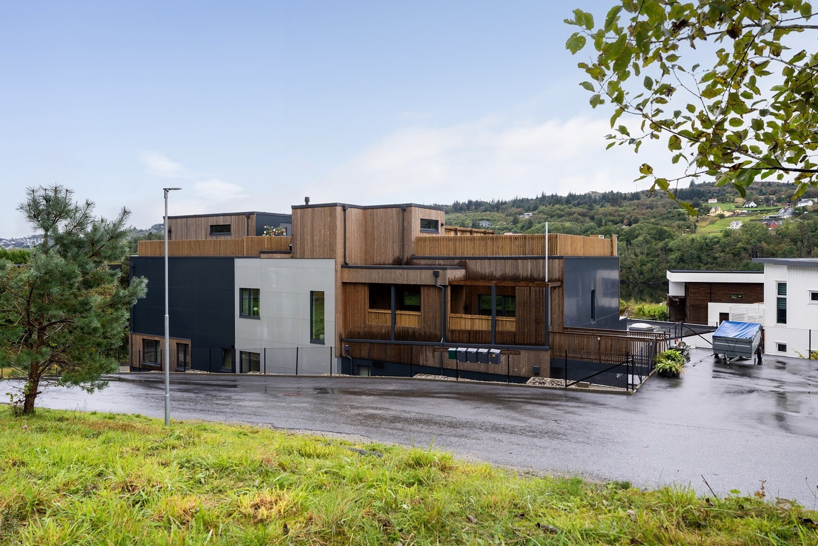 Trivelig og fredelig beliggenhet i et attraktivt boligområde, med kort avstand til blant annet barnehage og skole. Galleribilde