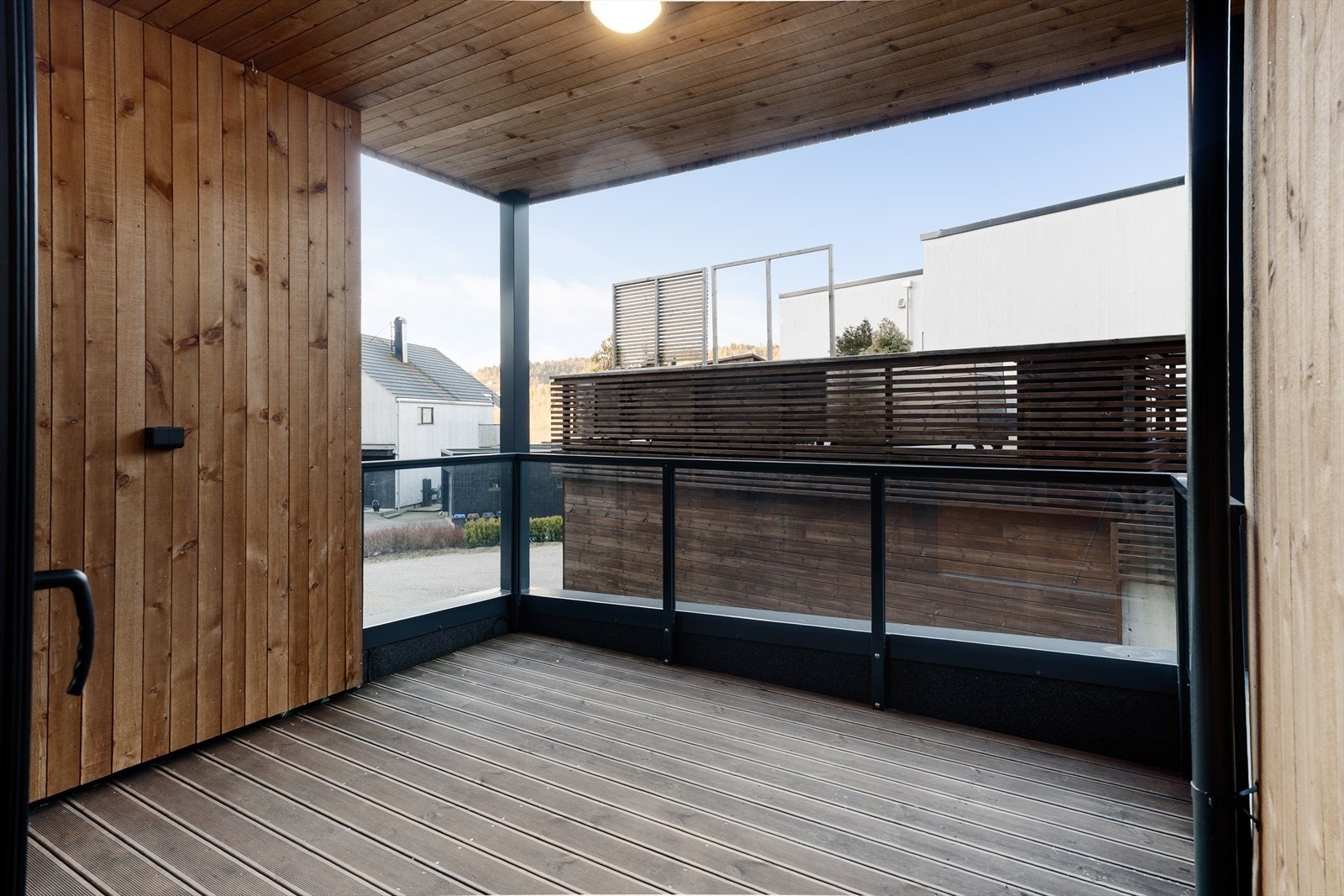 Flott, overbygget balkong med et areal på ca 9 m2. Galleribilde