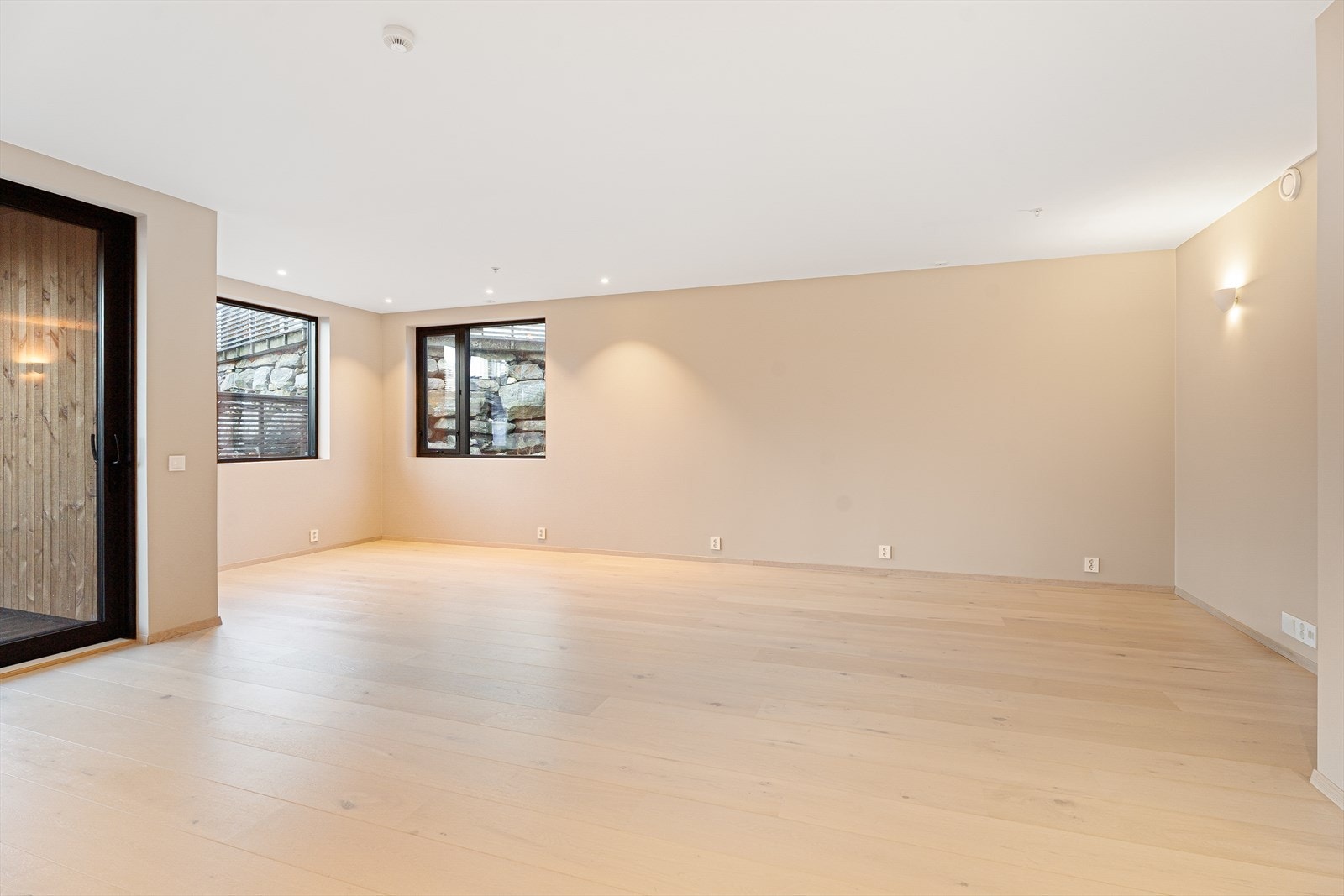 Leiligheten holder en moderne, delikat standard. Utstrakt bruk av hvitpigmentert eikeparkett og slette vegger med listfrie overganger til himling. Galleribilde