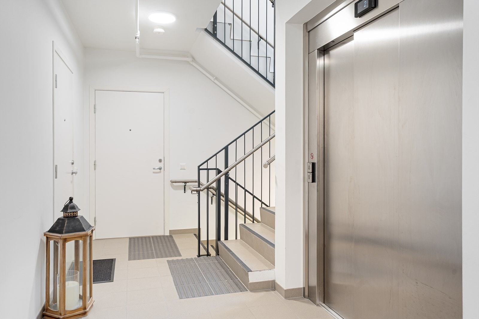 Felles trappegang. Heisen tar deg sømløst til og fra garasjeanlegget, hvor leiligheten disponerer parkeringsplass og sportsbod. Galleribilde