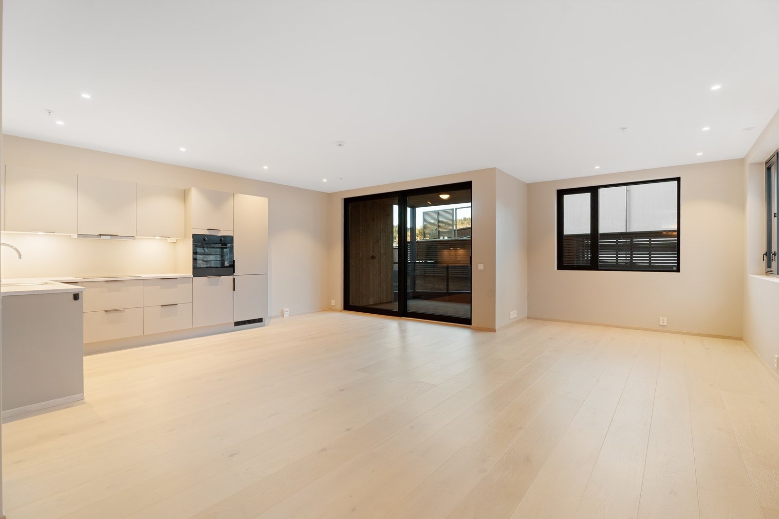 Generøse vindusflater på to vegger. Galleribilde