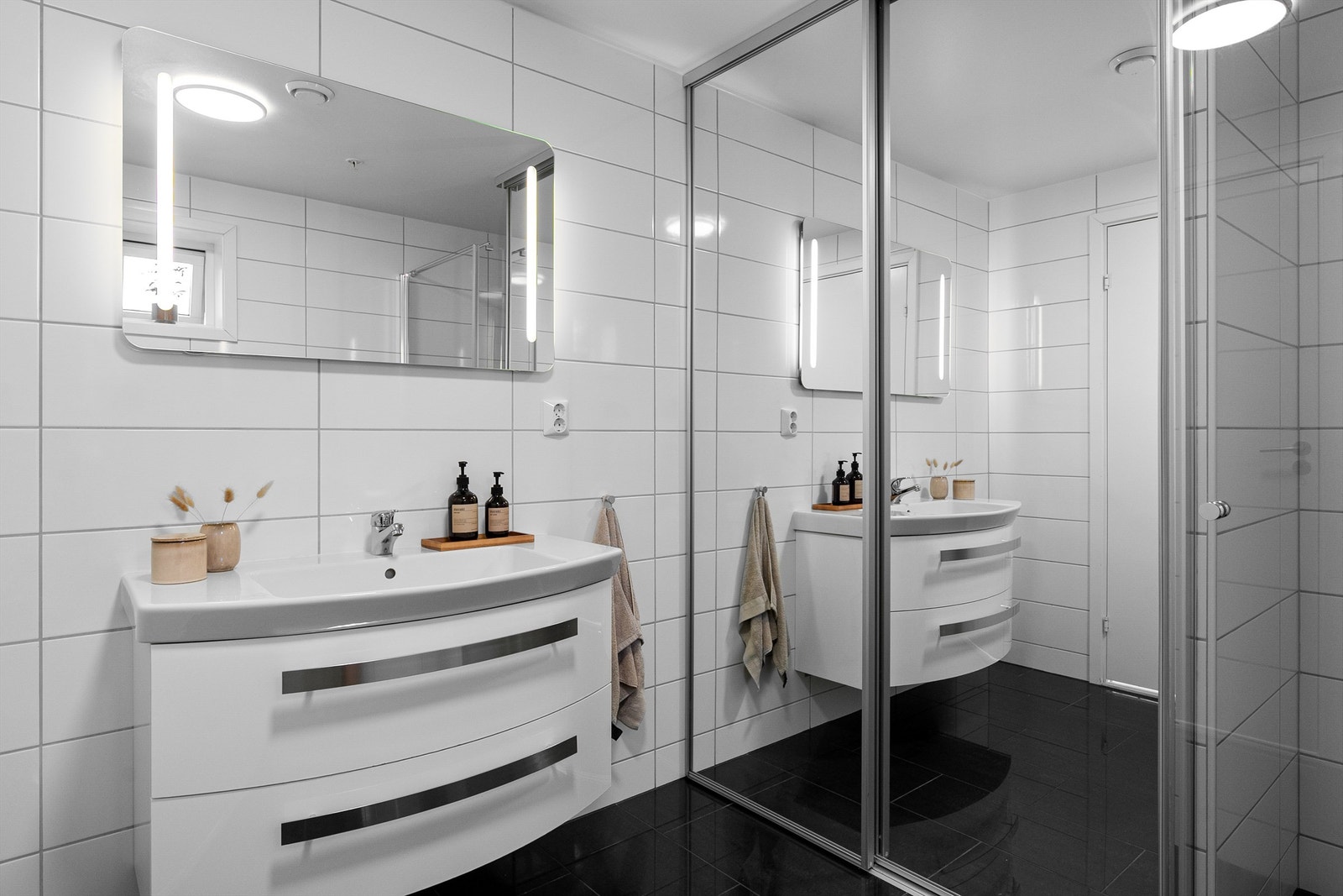 - Vegghengt innredning og speil med belysning - Galleribilde