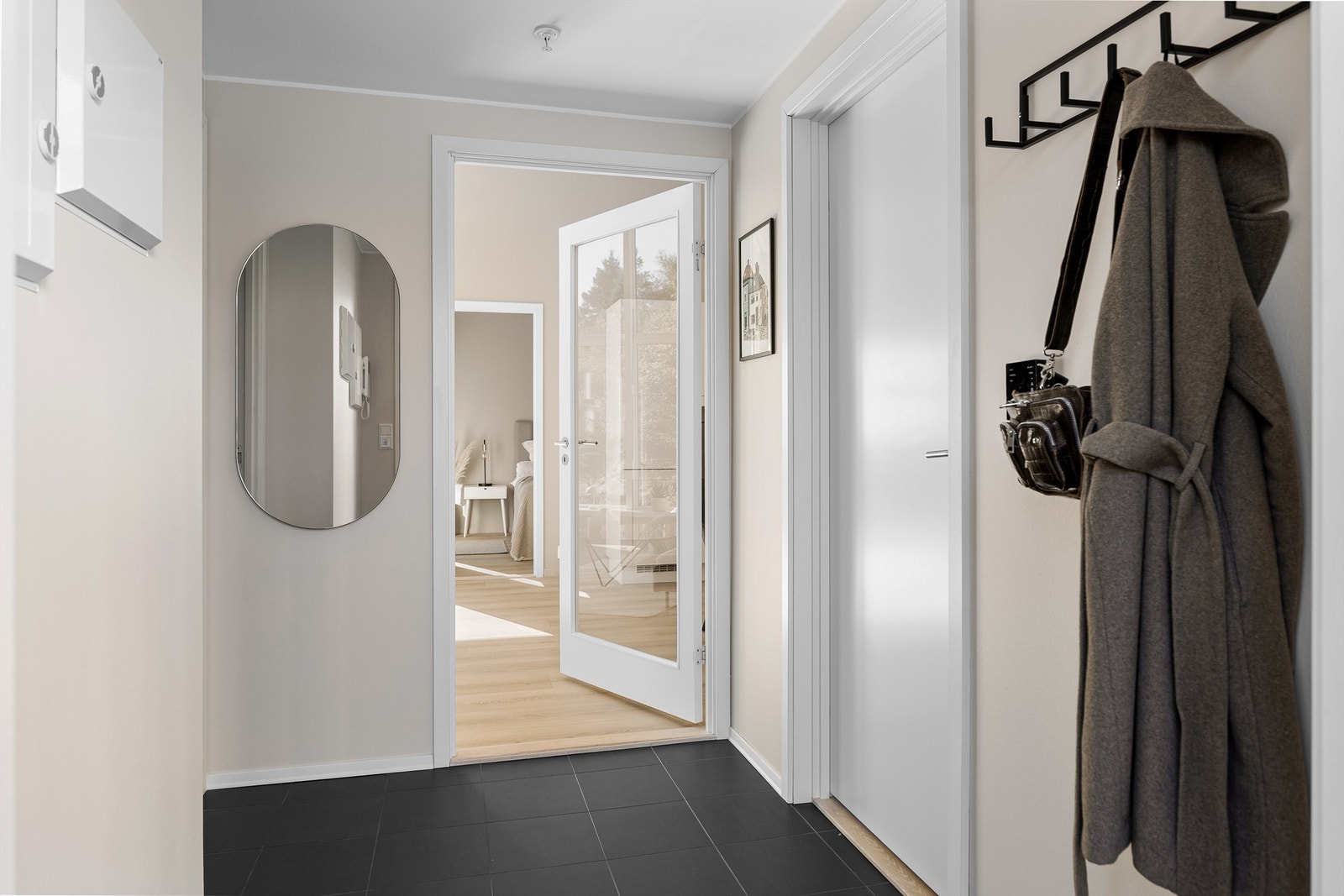 - Det første som møter deg over dørstokken er en flott gang med god plass til å henge fra seg yttertøy - Galleribilde