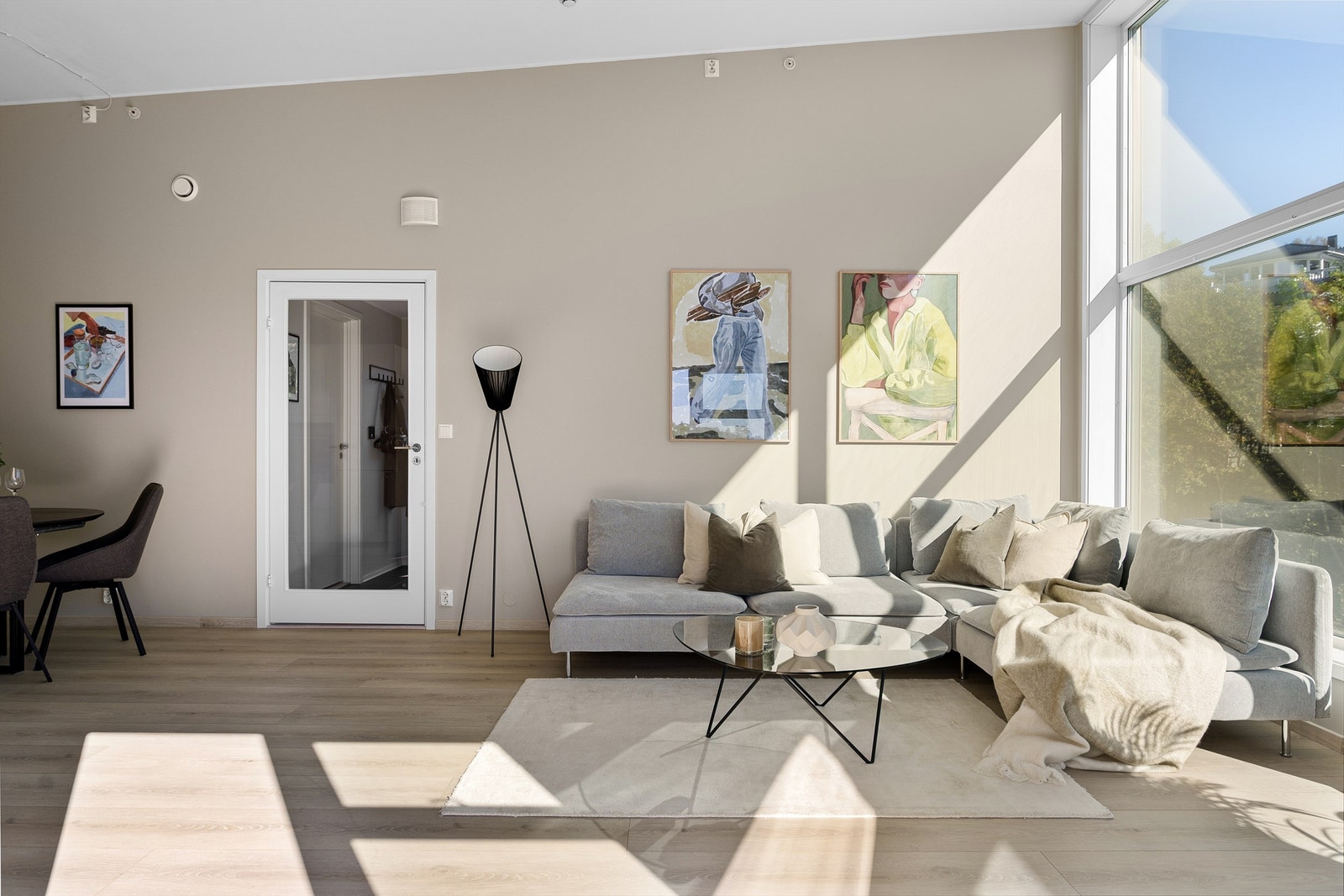 - Glass dør ut til gang som gir naturlig belysning uansett om den er åpen eller igjen - Galleribilde