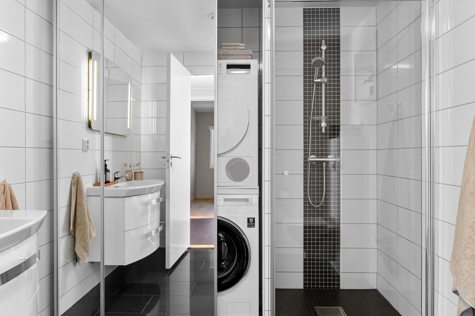 - Helfliset bad med skyvedørsgarderobe hvor man kan gjemme vekk vaskemaskin og tørketrommel - Galleribilde