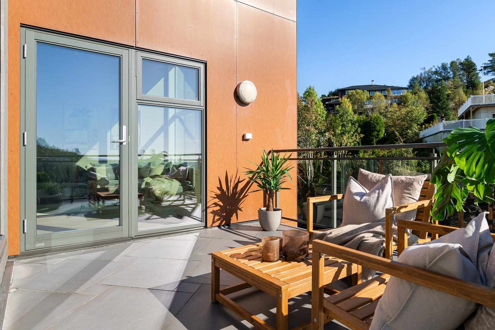 - Romslig balkong med god plass til utemøblement - Galleribilde