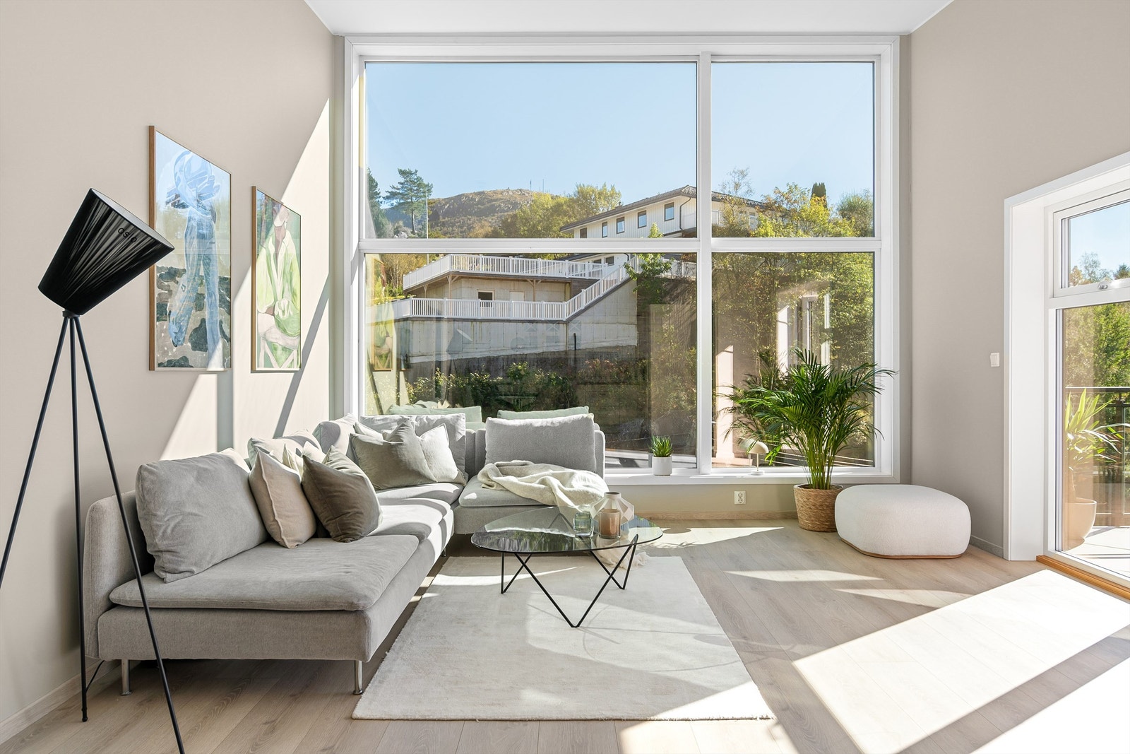 - Meget behagelig atmosfære i stuen med ekstra store vindusflater som slipper inn mye naturlig lys - Galleribilde