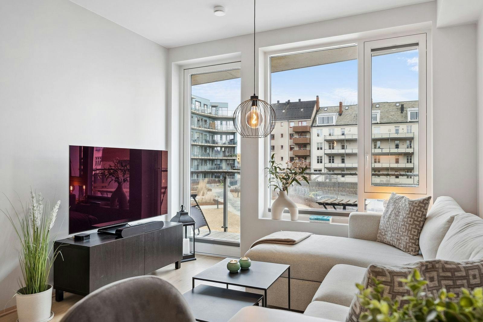 Åpen stue/kjøkken løsning med utsikt mot sameiets grøntarealer. Galleribilde