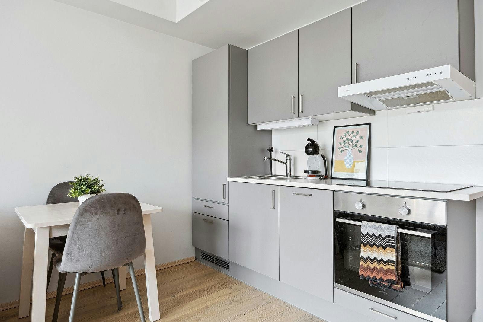 Stilrent kjøkken med integrerte hvitevarer. Galleribilde