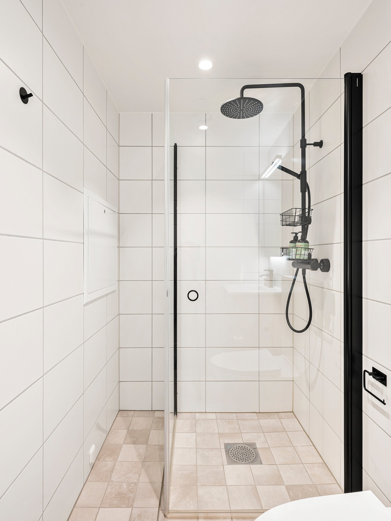 Badet har mekanisk avtrekk til byggets felles ventilasjonsanlegg, samt tilluft under dør. Galleribilde