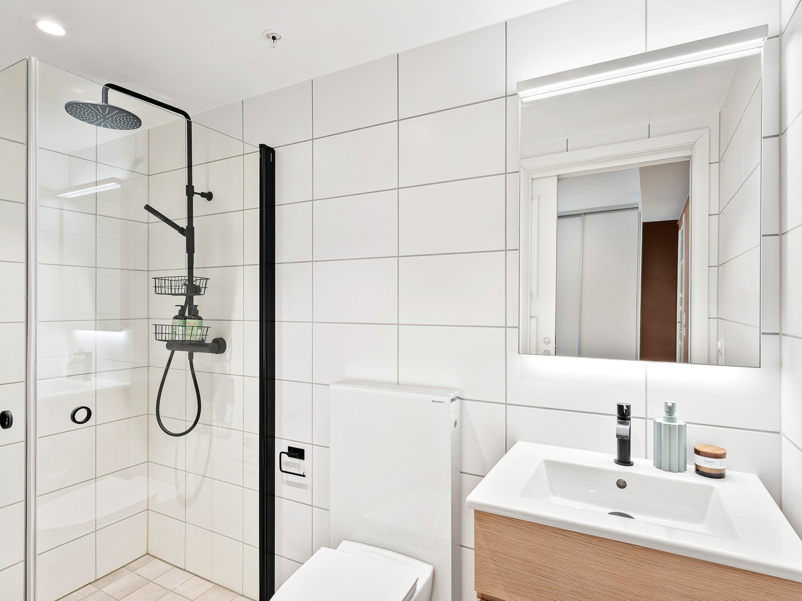 Baderommet er innredet med nedfelt servant, toalett og dusjhjørne med glassvegger. Galleribilde