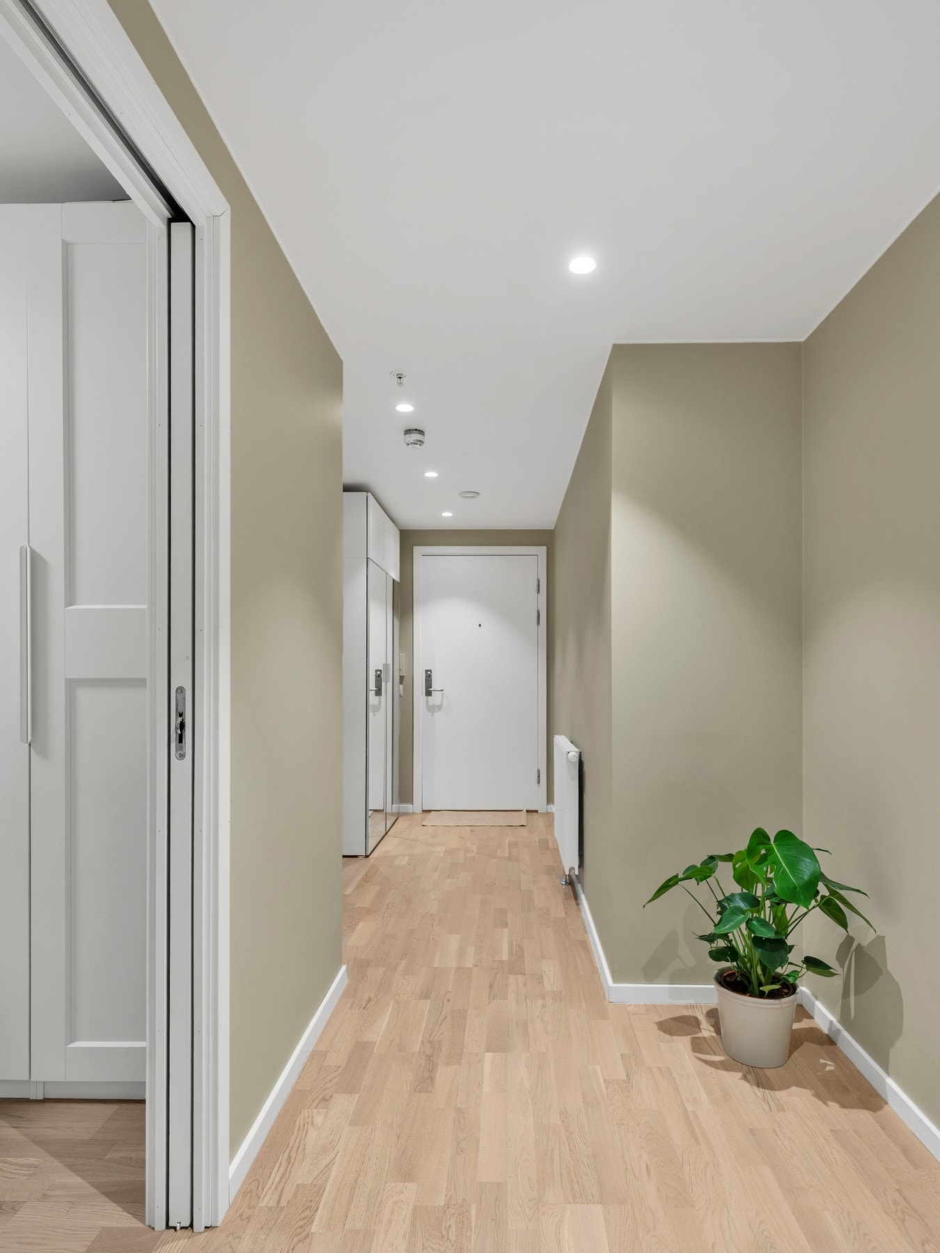 Boligen gir et godt førsteinntrykk med en romslig entré som har både garderobeskap og dørcallinganlegg, noe som gjør det enkelt og trygt å slippe inn gjester. Galleribilde