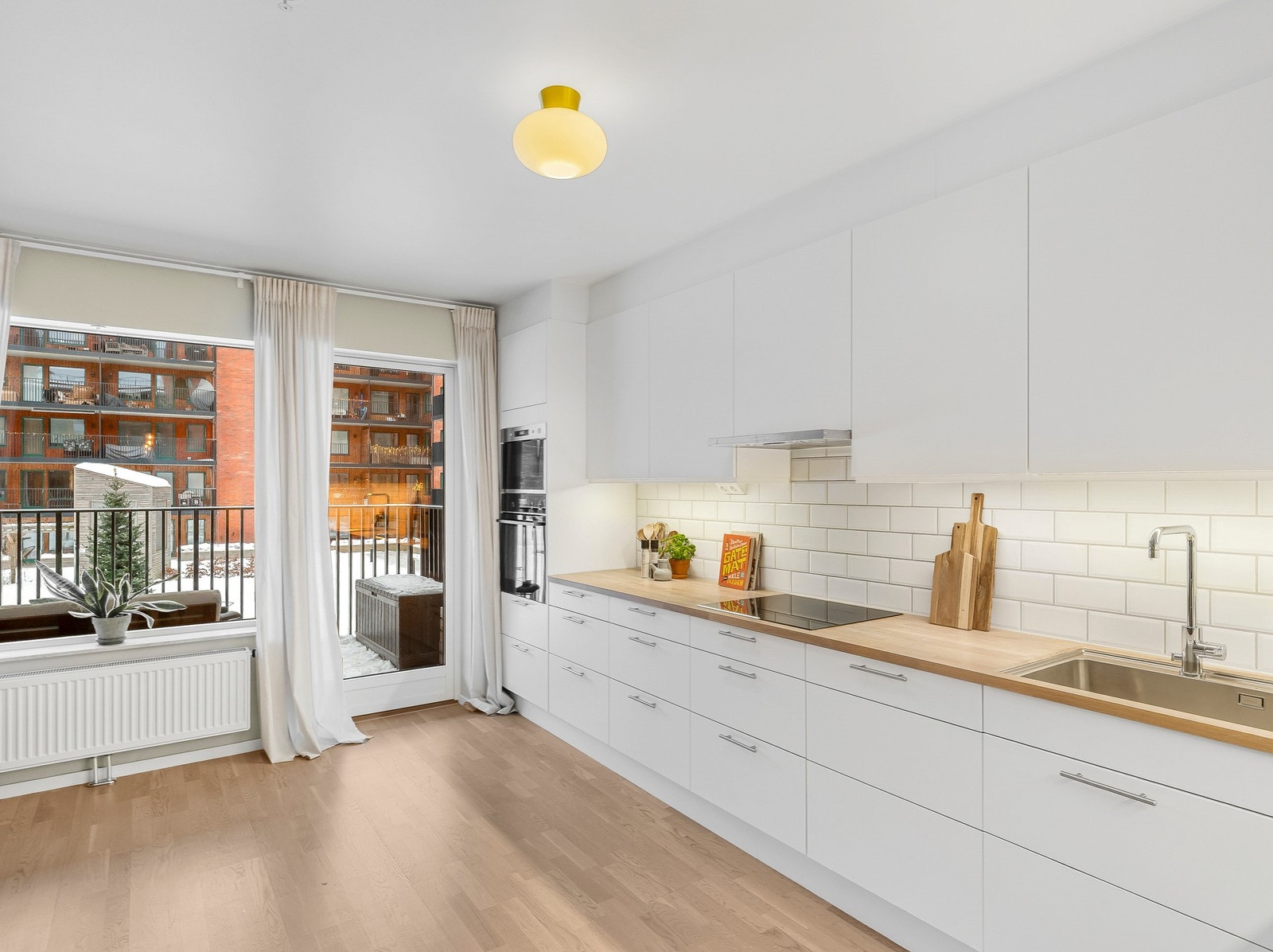 Herfra er det utgang til en hyggelig østvendt balkong. Galleribilde