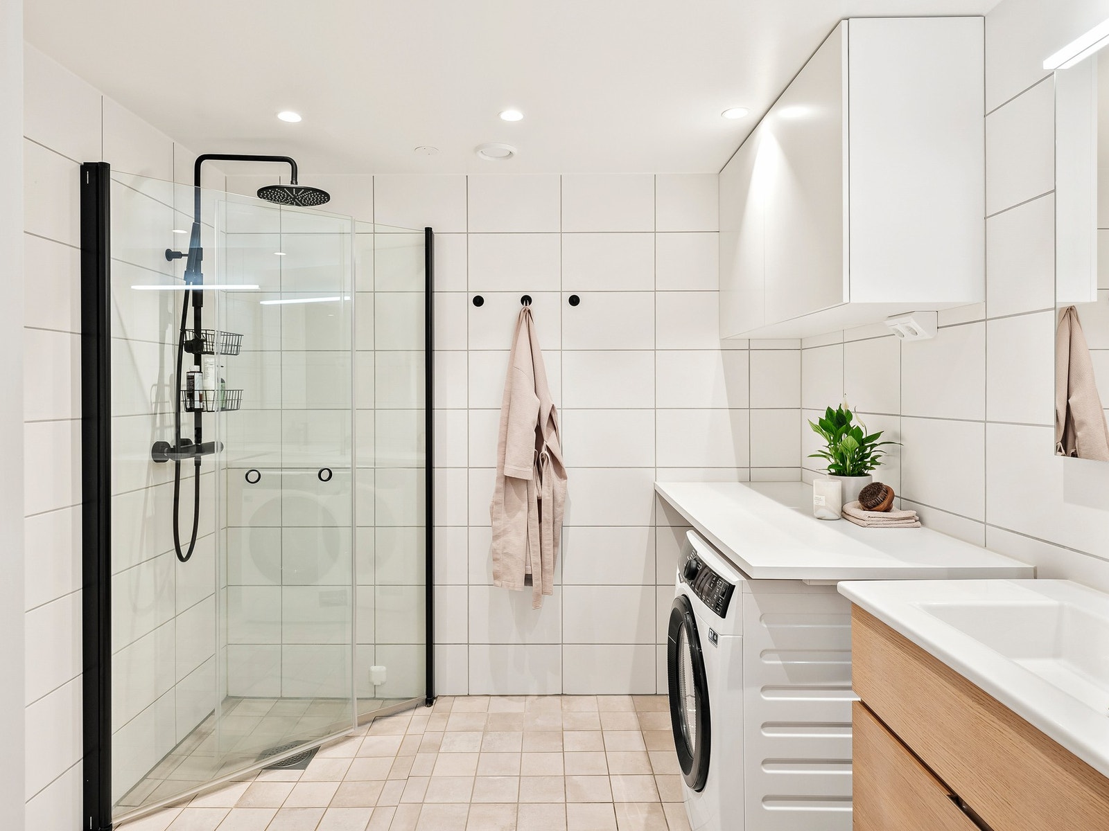 Boligen har to flotte, flislagte baderom, begge med behagelig vannbåren varme i gulvet. Galleribilde