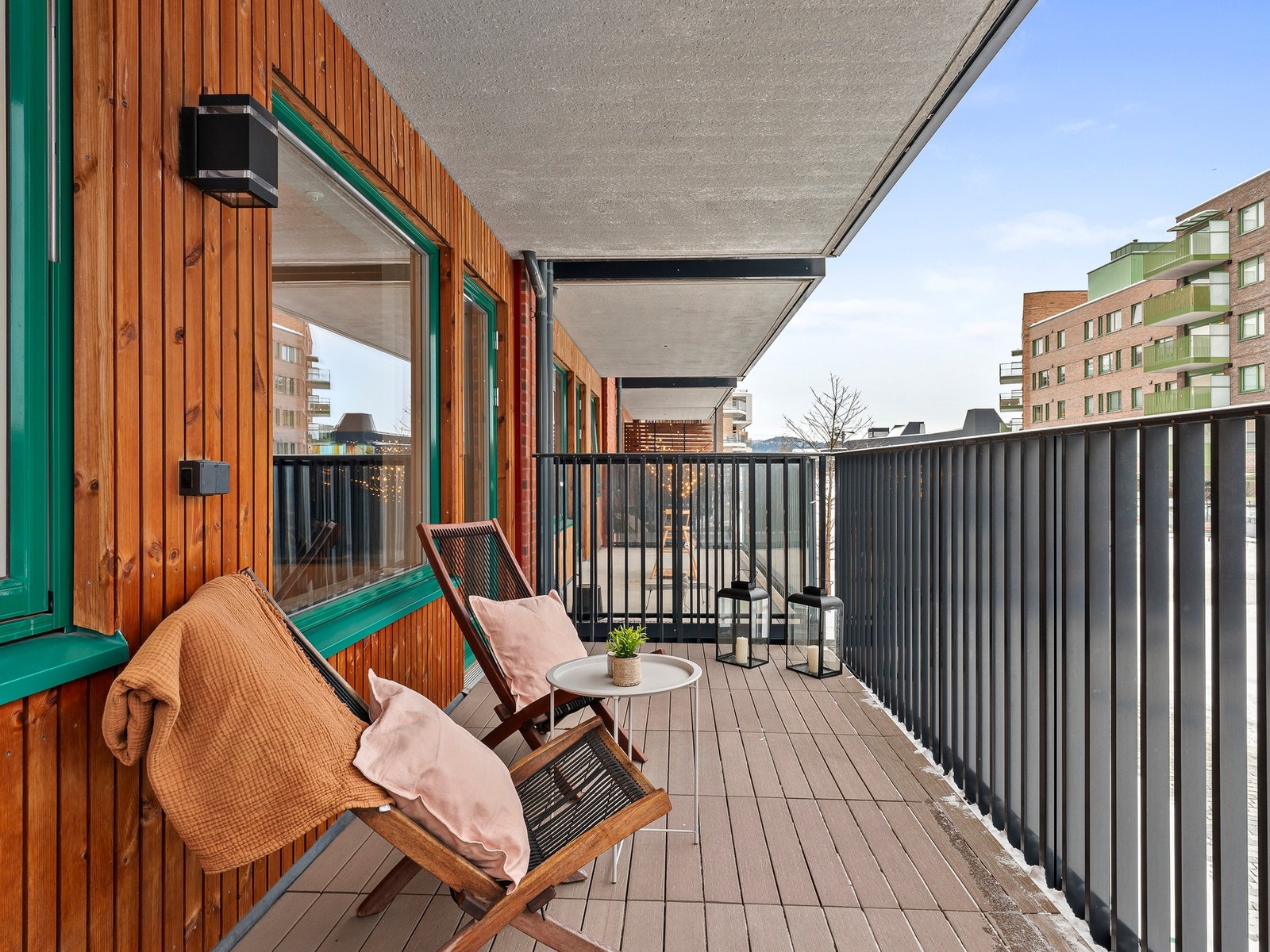 Den vestvendte balkongen er på ca. 11 kvm og byr på ettermiddags- og kveldssol - perfekt for avslapning etter en lang dag. Galleribilde