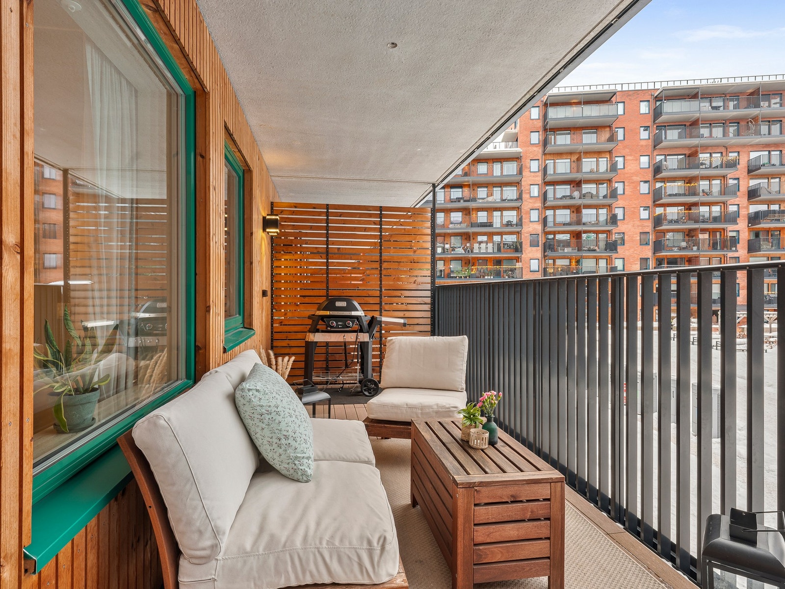 Den østvendte balkongen er på ca. 13 kvm og gir en nydelig plass for morgenkaffen i solen. Galleribilde