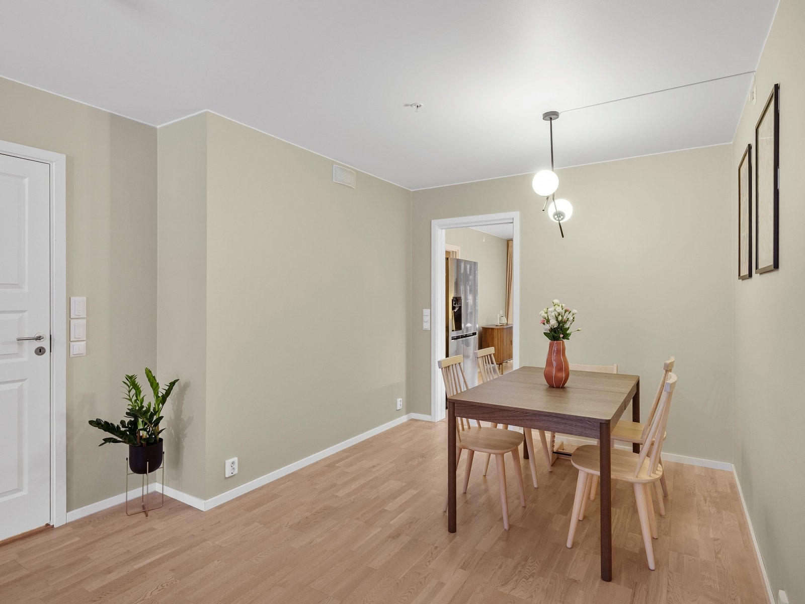 Takhøyden er på hele 2,49 meter, noe som bidrar til en luftig og behagelig romfølelse. Galleribilde