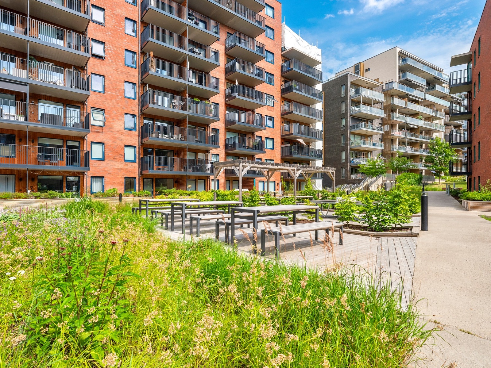 Det finnes også benkeplasser i fellesområdet, perfekt for sosialt samvær og hyggelige stunder utendørs. Galleribilde