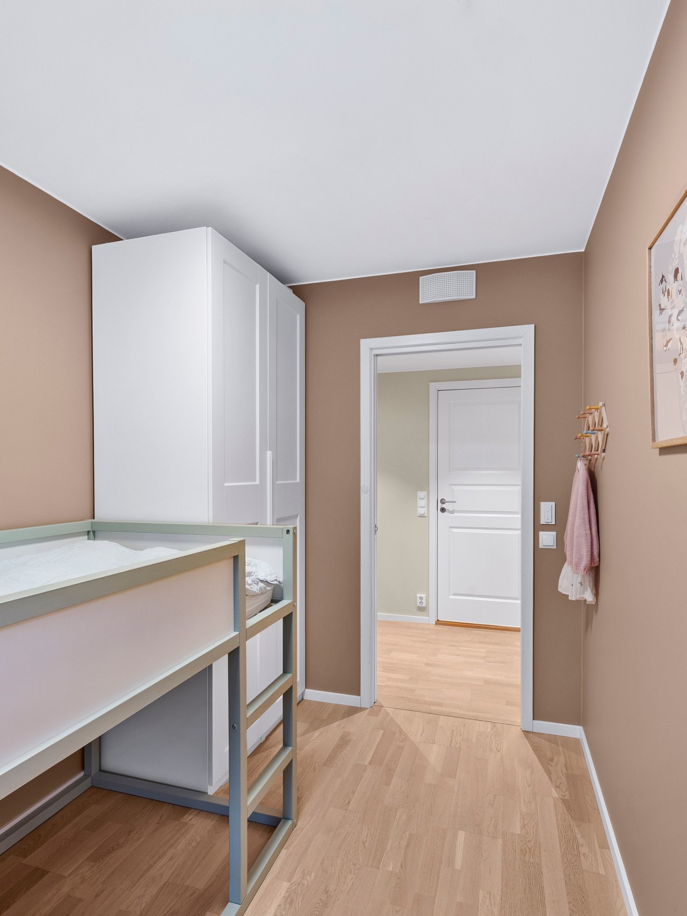 Her er det et praktisk, medfølgende garderobeskap som gir god oppbevaringsplass. Galleribilde