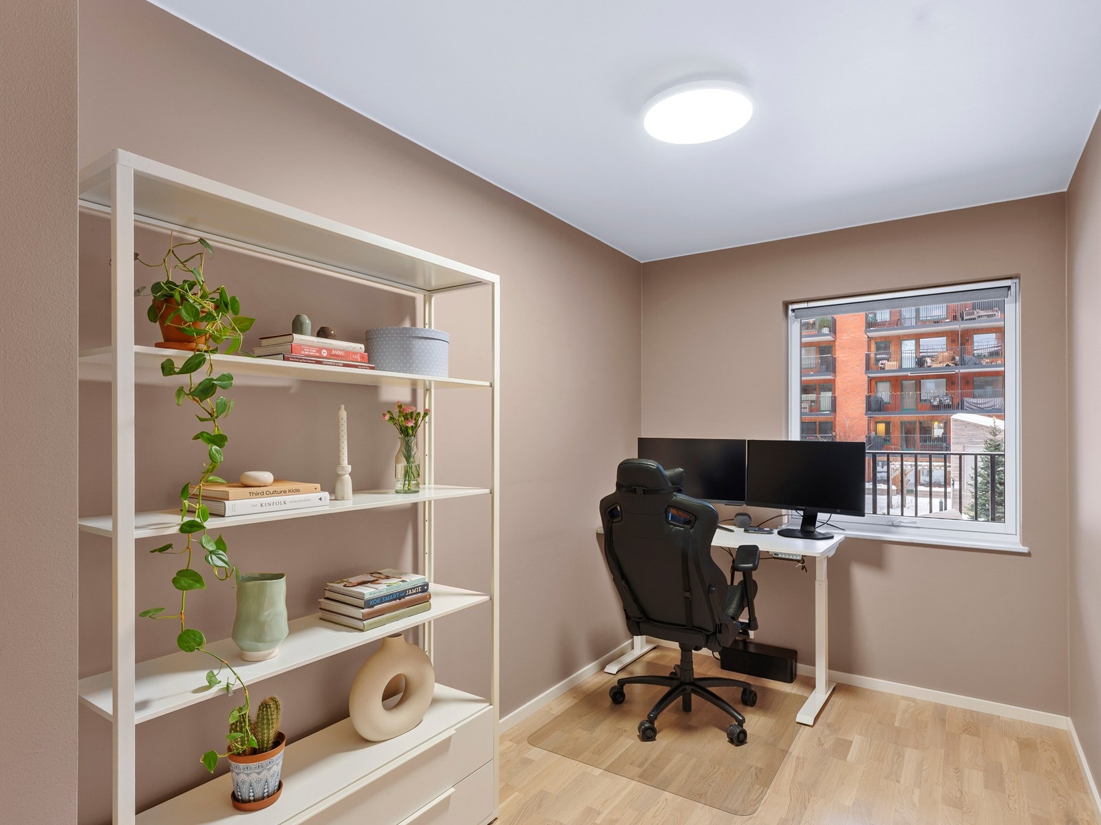 Det tredje soverommet er i dag innredet som et praktisk og funksjonelt hjemmekontor, men kan enkelt tilpasses etter behov.. Galleribilde