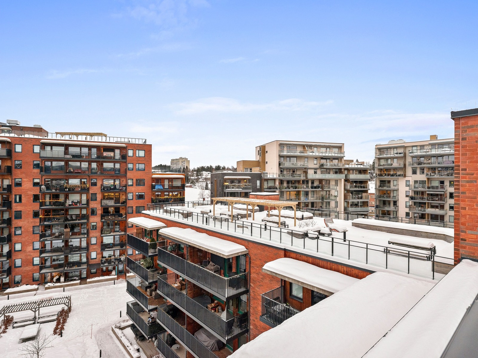 Via heis er det tilgang til en flott felles takterrasse i sameiet, hvor beboerne kan nyte utsikt og gode solforhold. Galleribilde