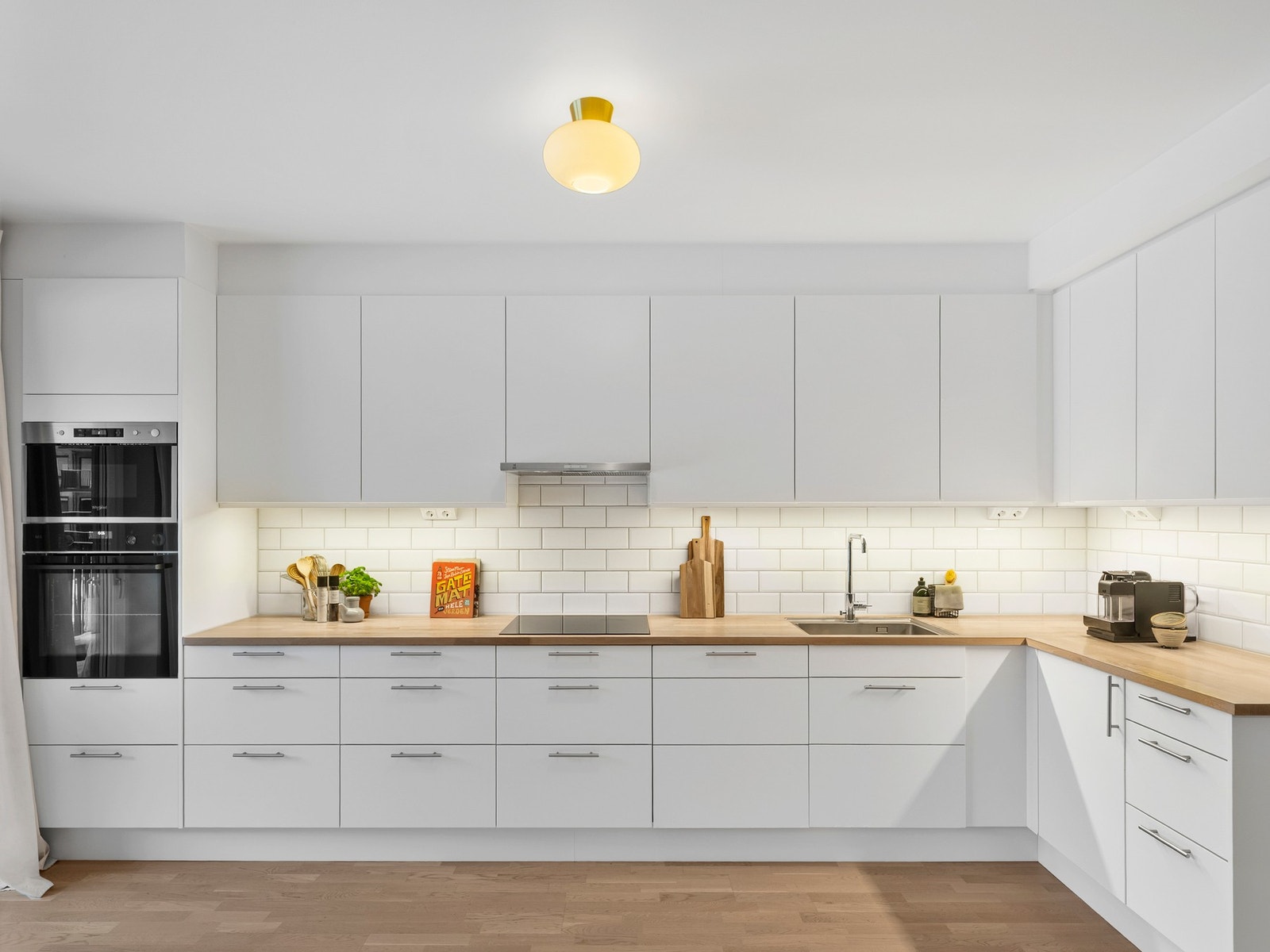 Benkeplaten er i heltre, som gir en varm og eksklusiv følelse. Galleribilde