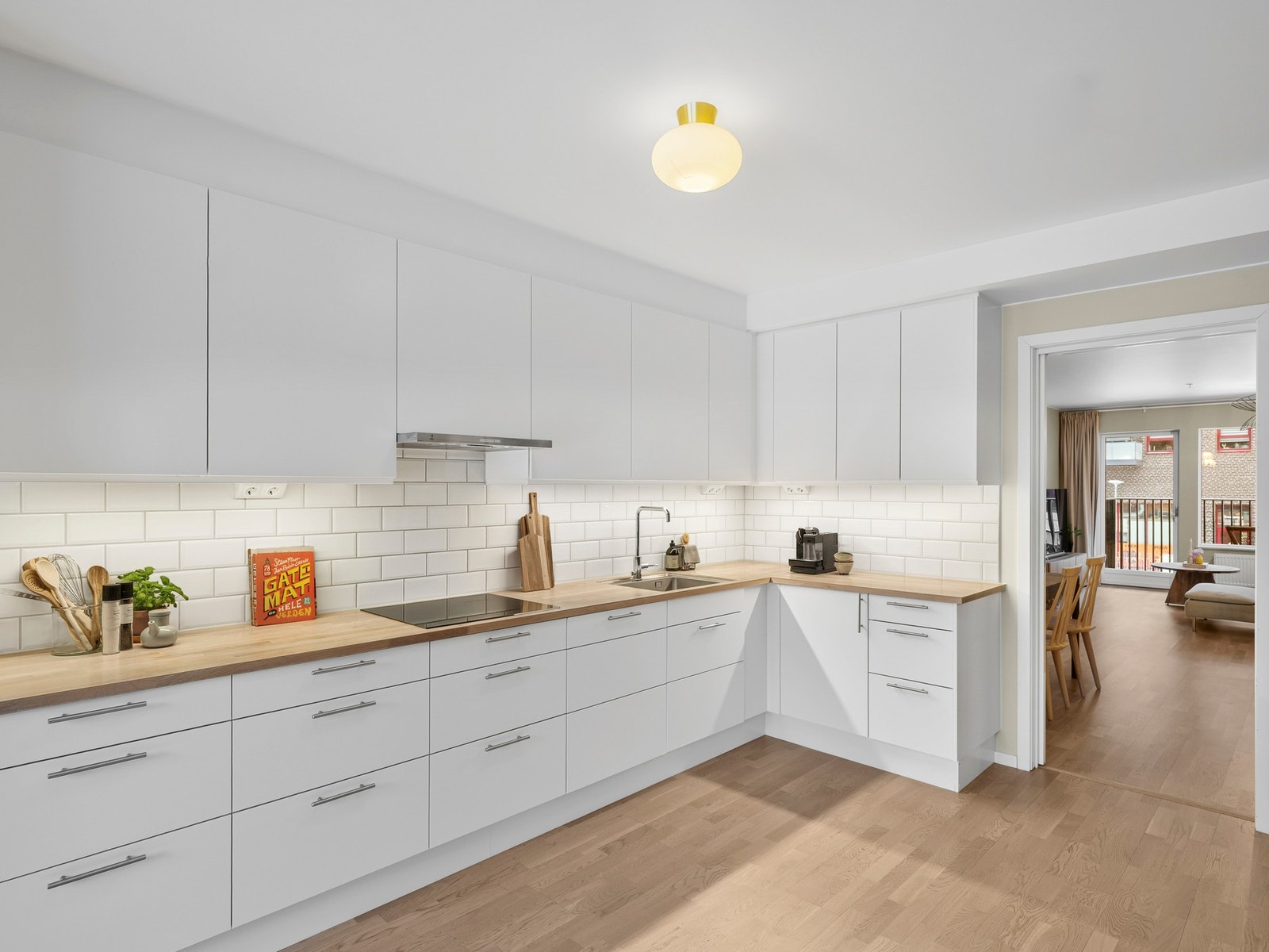 Det er godt med oppbevaringsplass i både skap og skuffer, samt romslige og praktiske arbeidsflater. Galleribilde