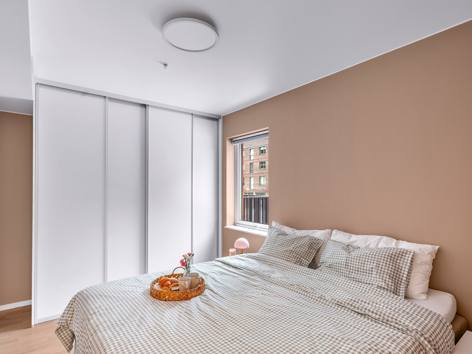 Hovedsoverommet har god plass til dobbeltseng, nattbord og rikelig med oppbevaringsplass i garderobeskap. Galleribilde