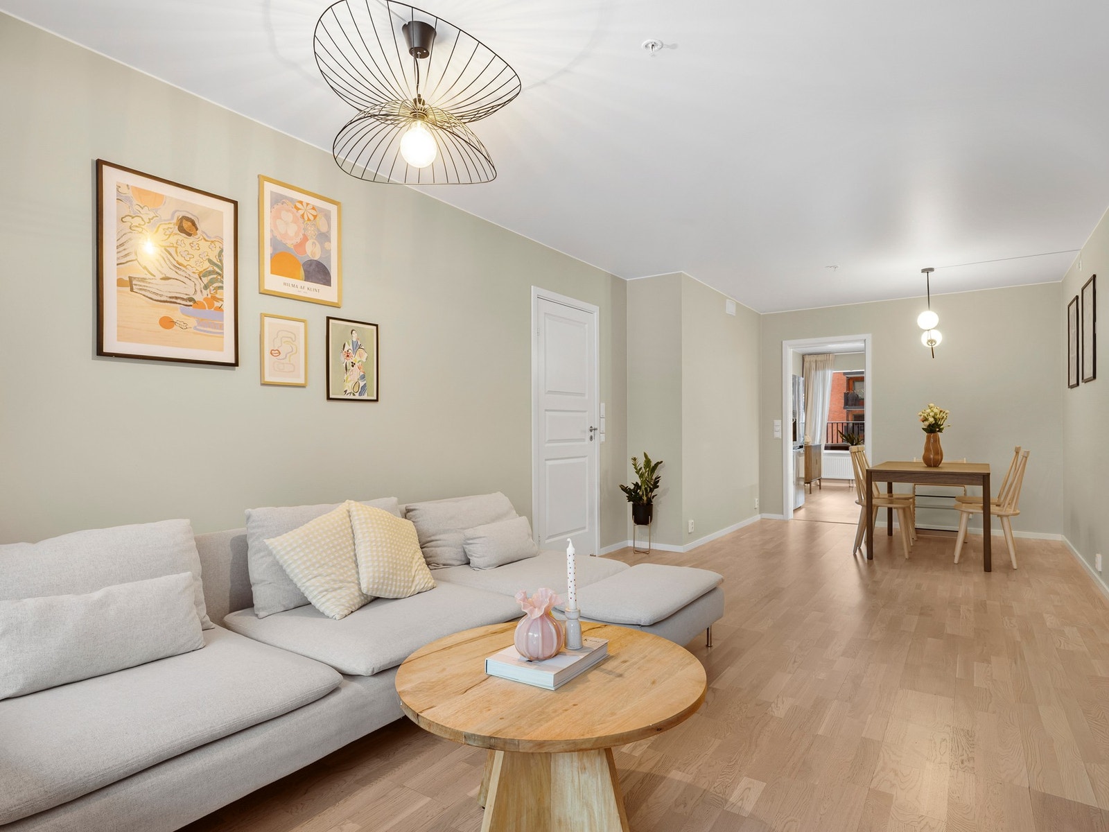 Boligen har en romslig stue med god plass til både sofagruppe, spisebord og TV-møblement. Galleribilde