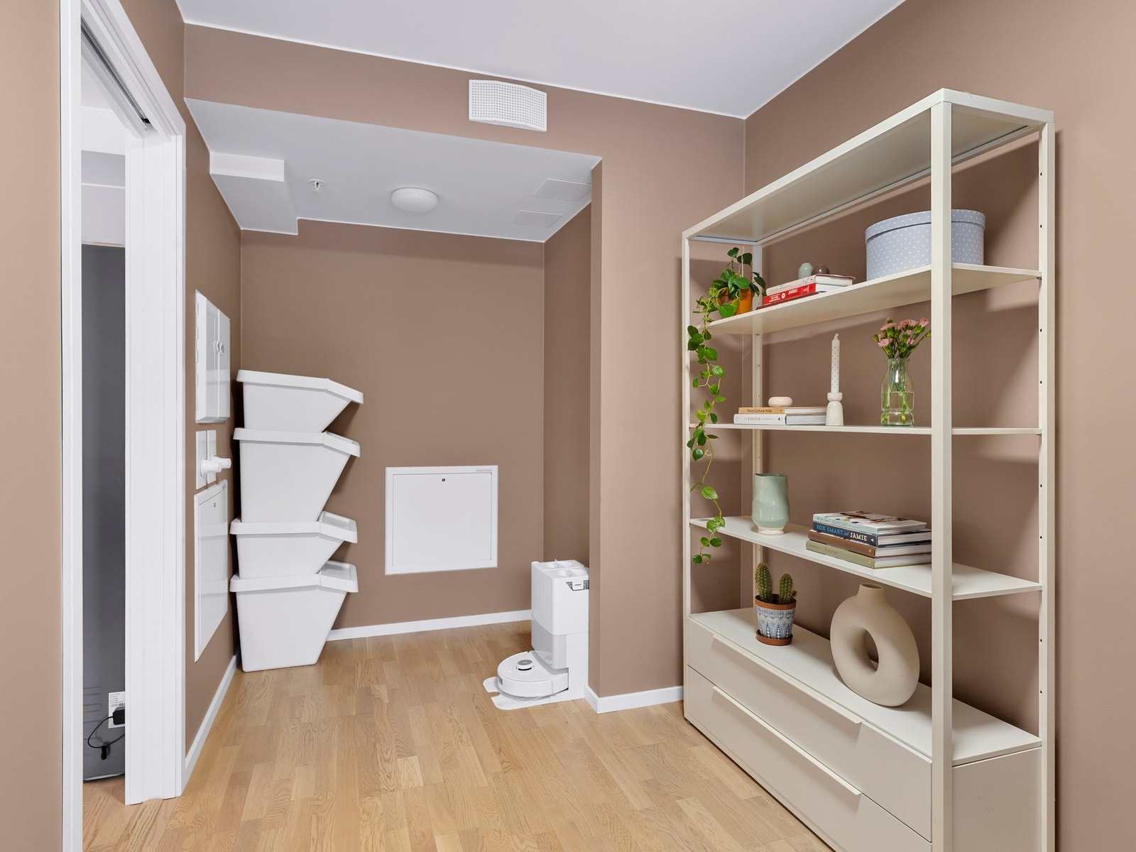 Det tredje soverommet er i dag innredet som et praktisk og funksjonelt hjemmekontor, men kan enkelt tilpasses etter behov. Galleribilde