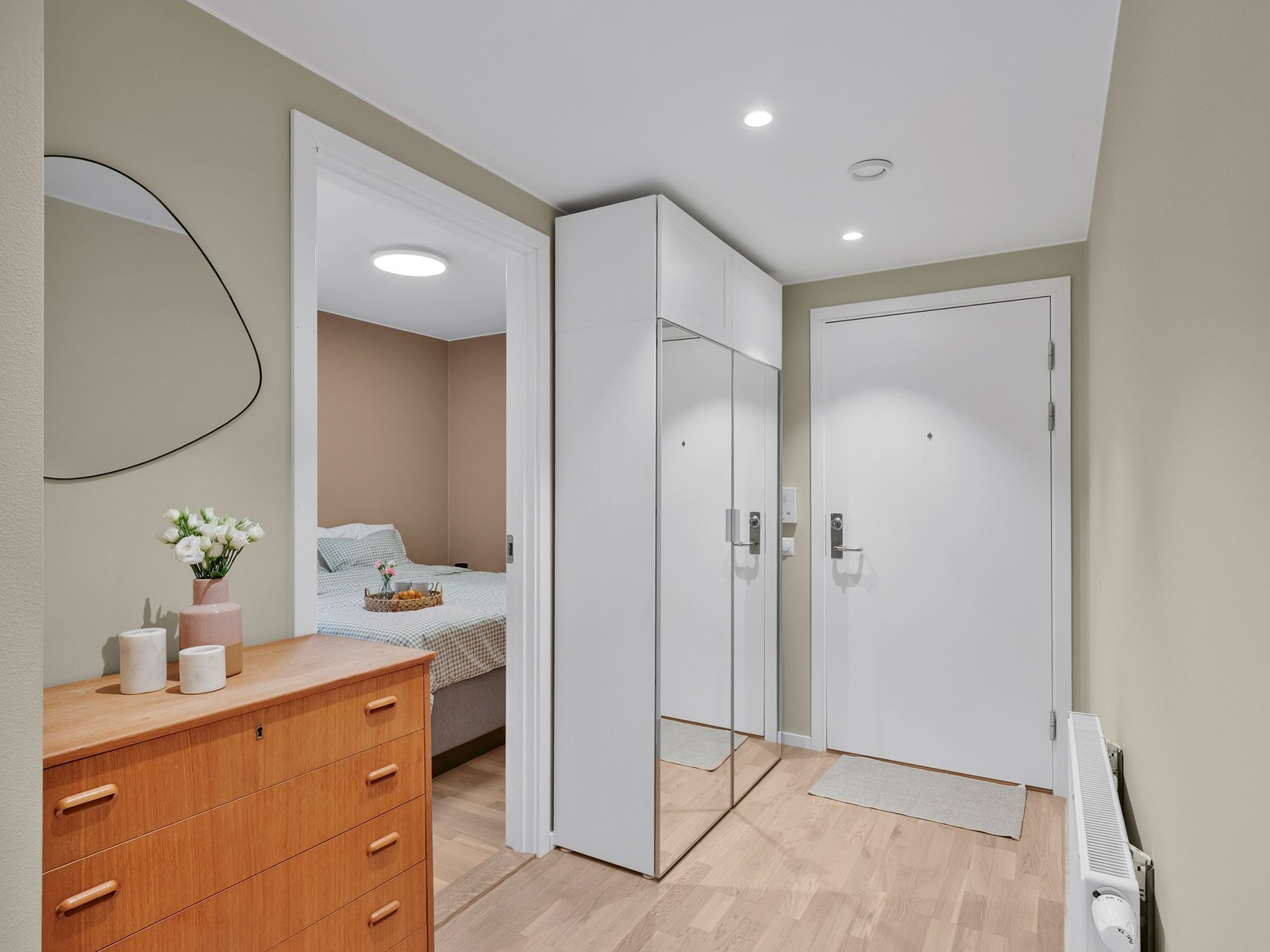 Entré med praktisk garderobeskap med god plass til yttertøy og sko, slik at inngangspartiet holder seg ryddig og innbydende. Galleribilde