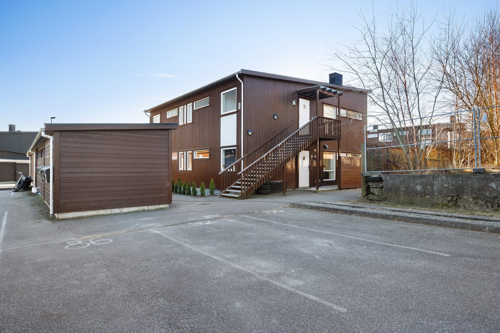 1 fast parkeringsplass og bod like ved leiligheten. Galleribilde