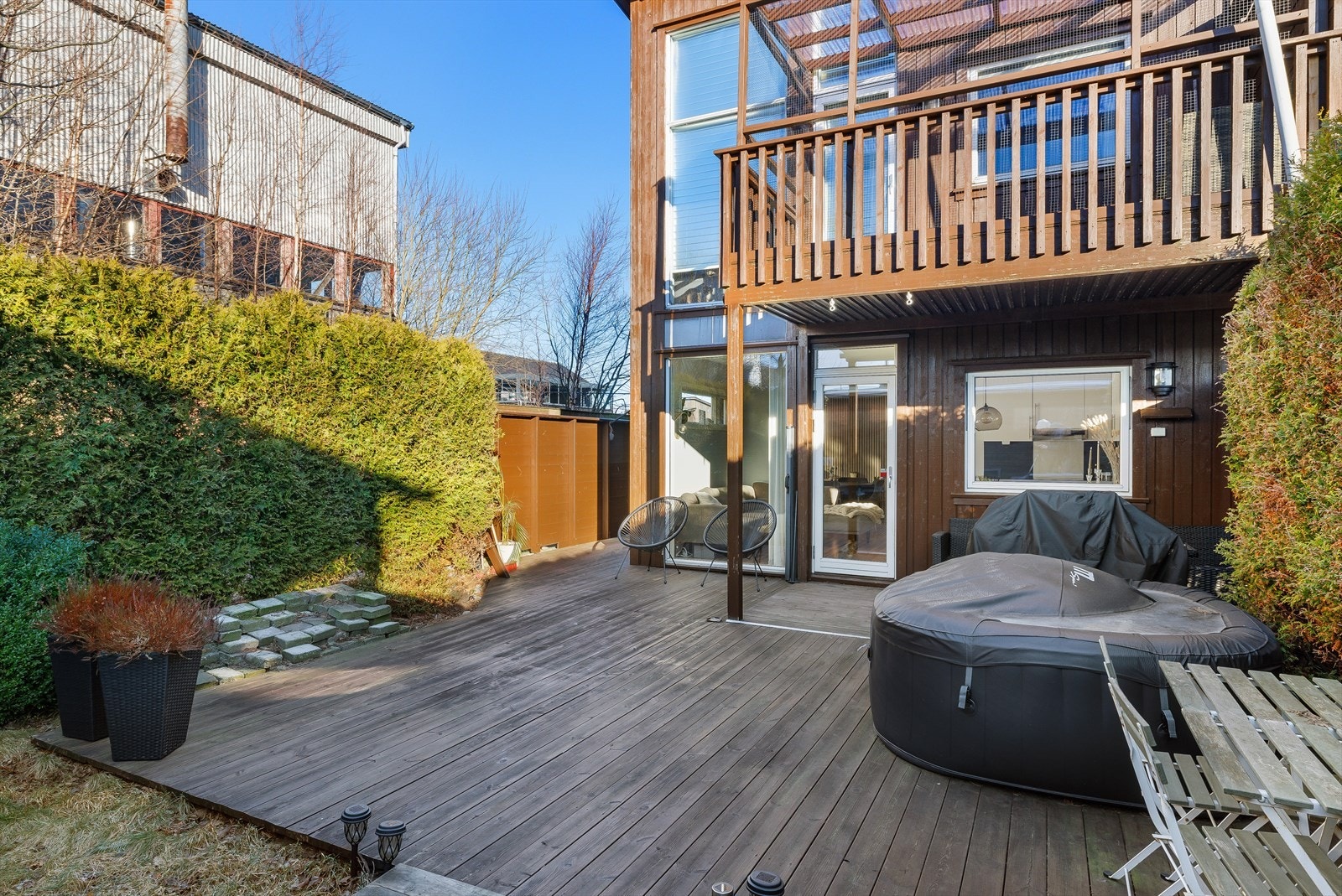 Sørvendt, lun og solrik terrasse. Delvis overbygget Galleribilde