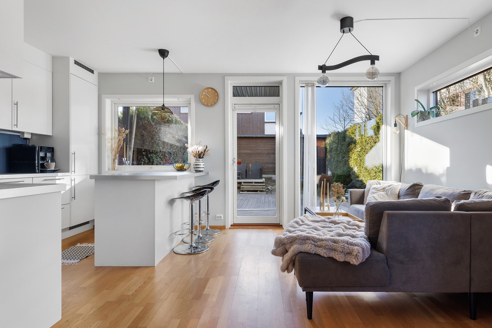 Kjøkken er oppgradert med kjøkkenøy og barløsning Galleribilde