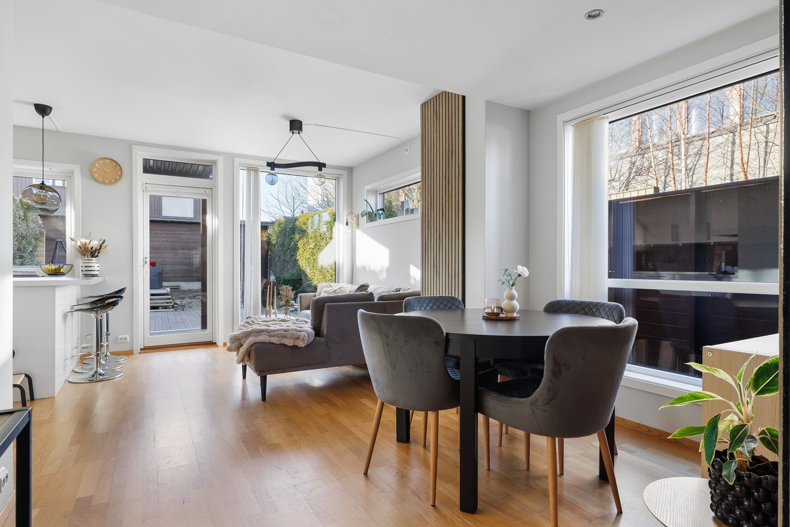 Svært gode lysforhold fra store vinduer Galleribilde