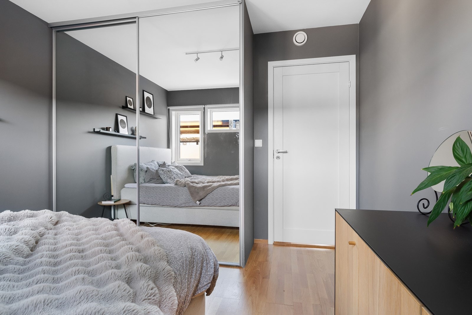 Stor speilgarderobe i soverom nr. 2 Galleribilde