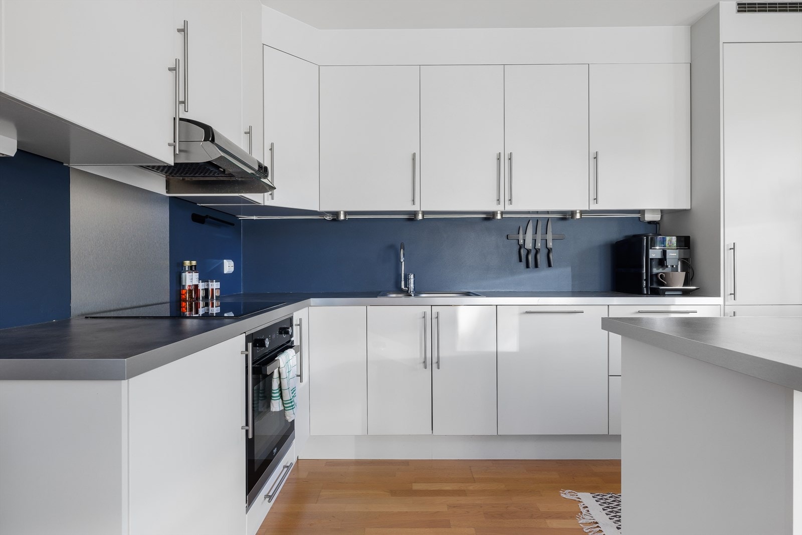 Kjøkken er innredet med integrerte hvitevarer Galleribilde