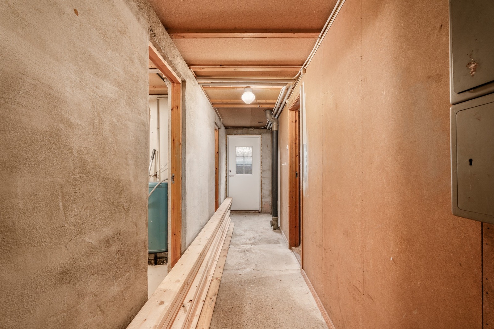 Gang i underetasjen med adkomst til flere rom. Galleribilde