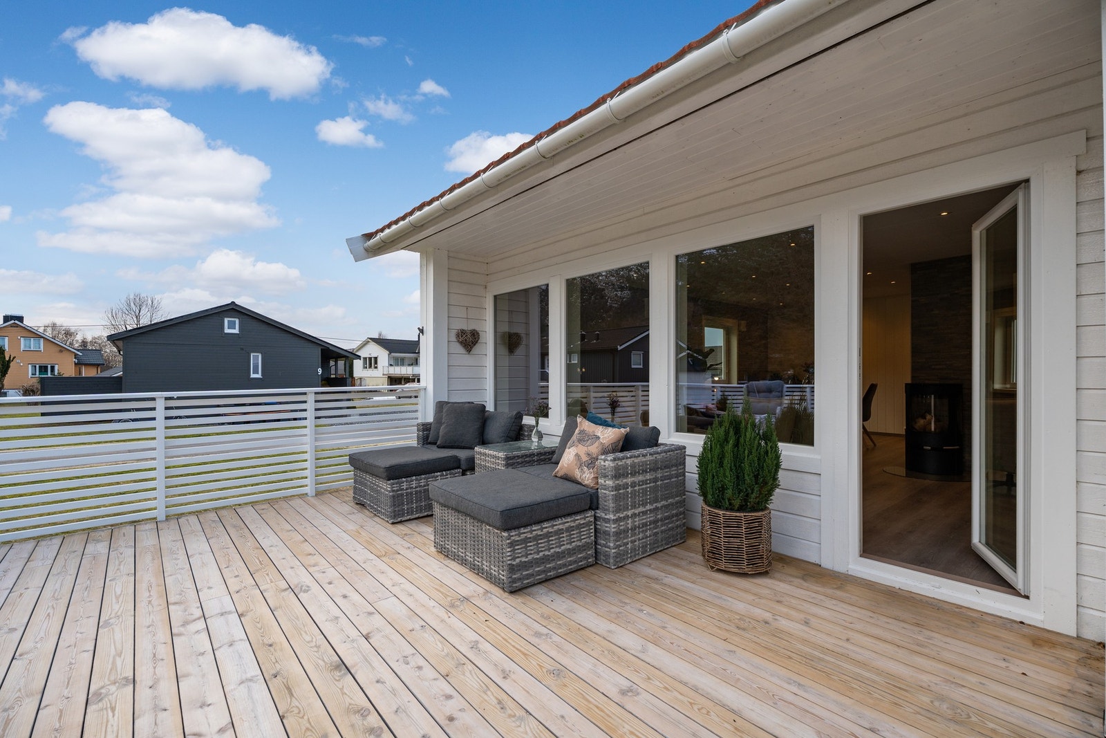 Terrassen byr på flere muligheter for utemøblement, alt etter eget ønske. Galleribilde