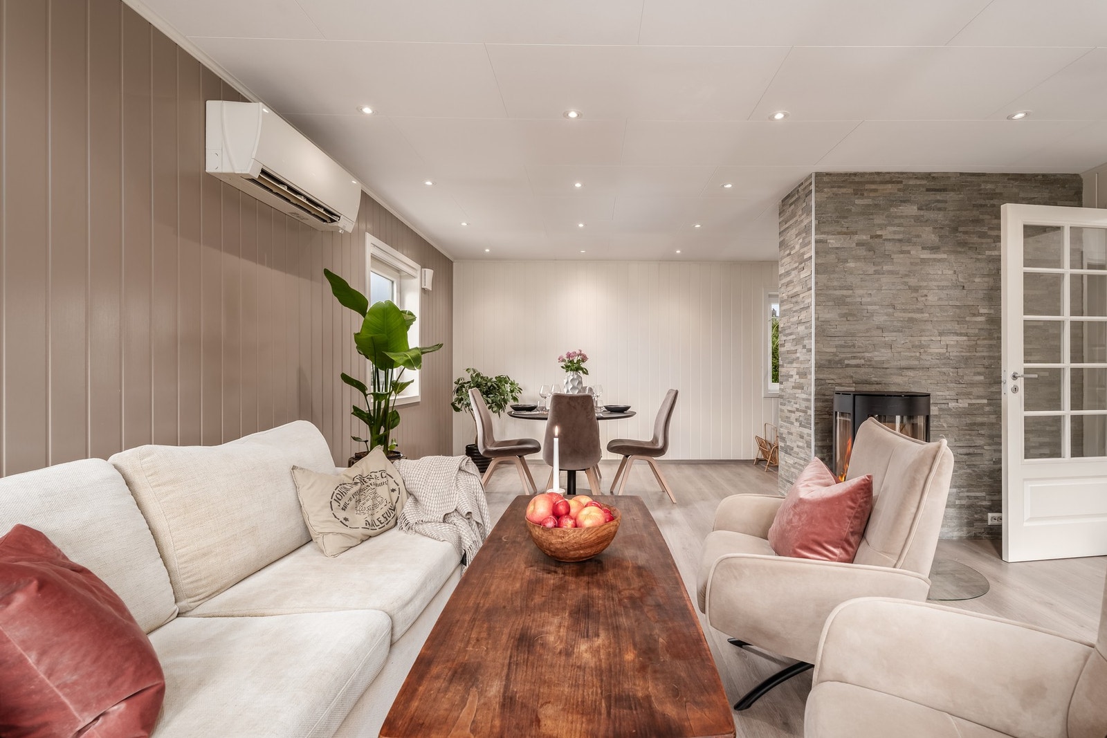 Stuen er romslig og inneholder flere naturlige soner for møblering. Galleribilde