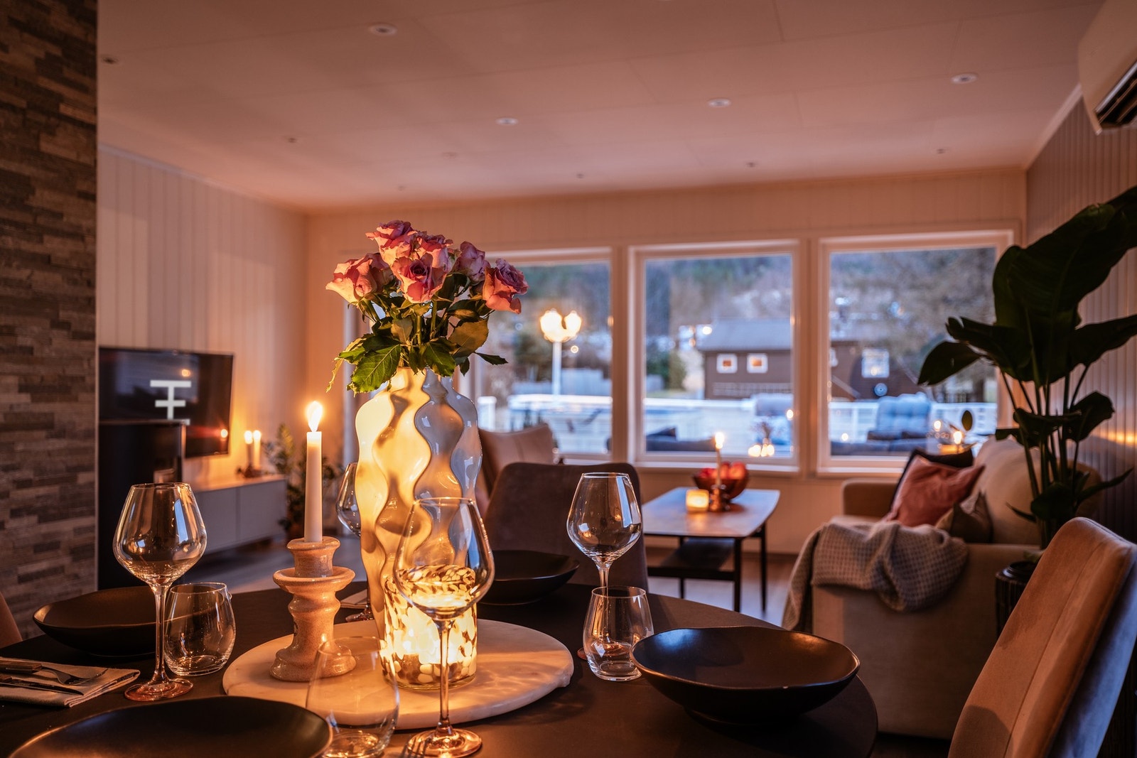 Her ligger alt til rette for både hverdagskomfort og hyggelige selskap i lune omgivelser. Galleribilde