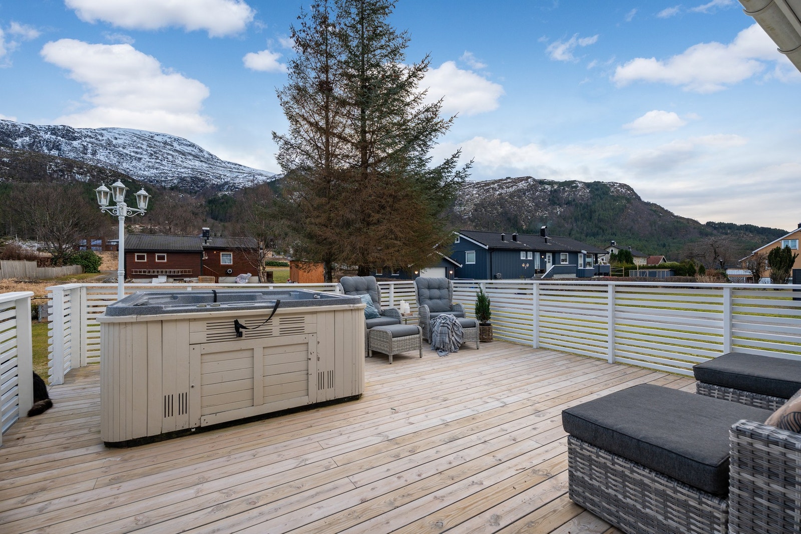 Fra stuen fører veien videre til terrassen, denne er oppført i 2021 og strekker seg over ca. 33 kvadratmeter. Galleribilde