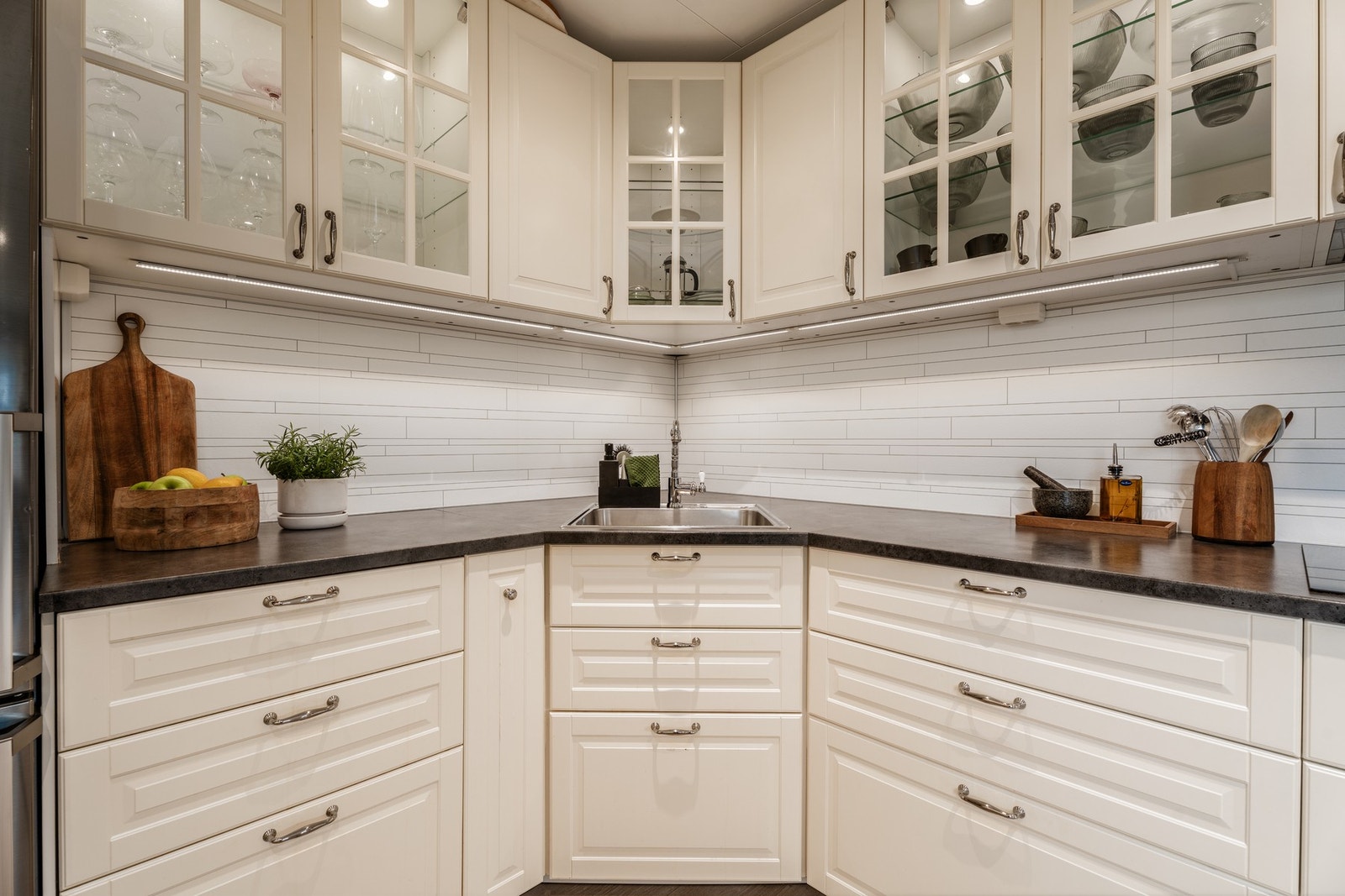 Kjøkkenet er praktisk utformet og byr på rikelig med skap- og arbeidsplass på benk. Galleribilde