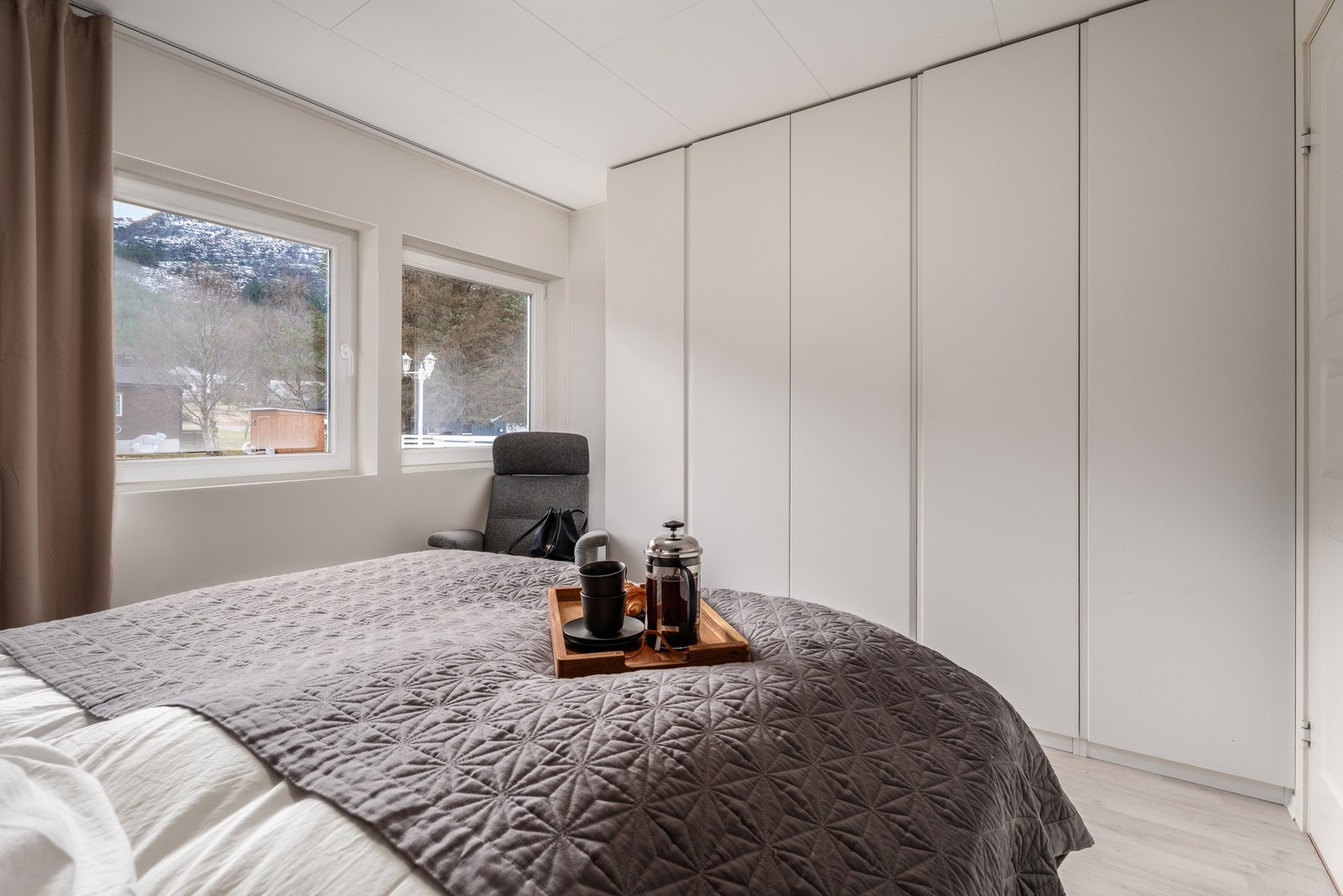 Hovedsoverommet er av en god størrelse, med plass til seng av ønsket størrelse og store garderobeskap. Galleribilde