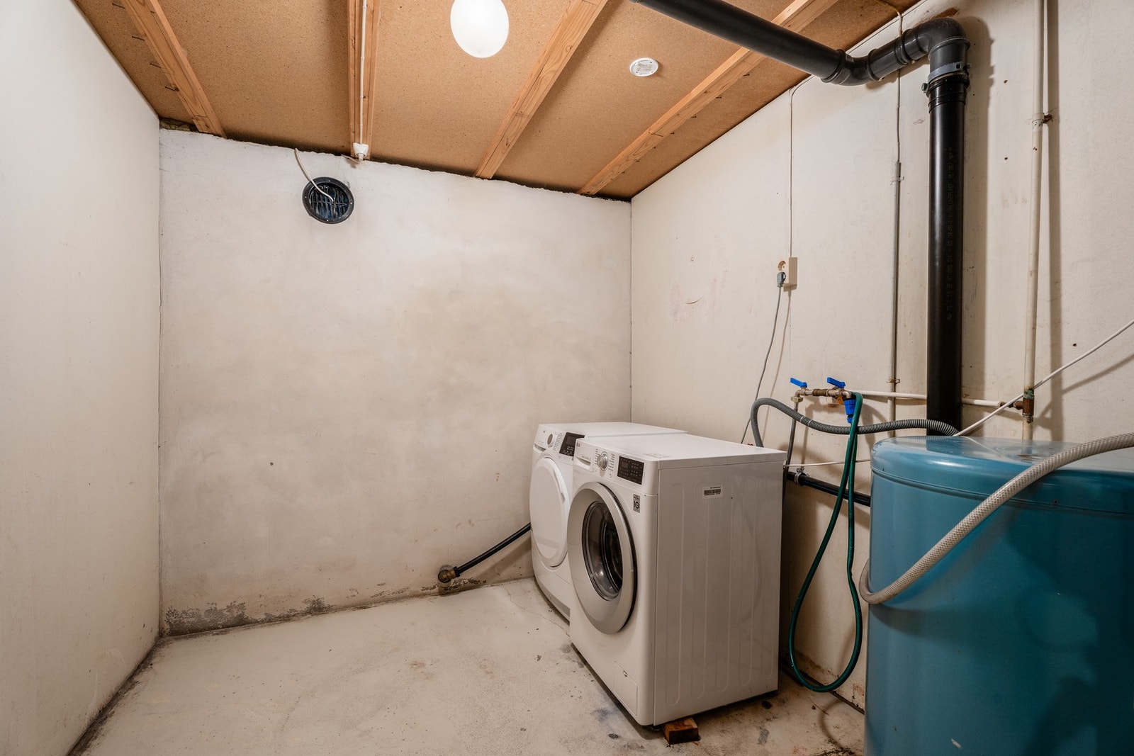 Vaskerom i underetasjen med opplegg for vaskemaskin og tørketrommel. Galleribilde