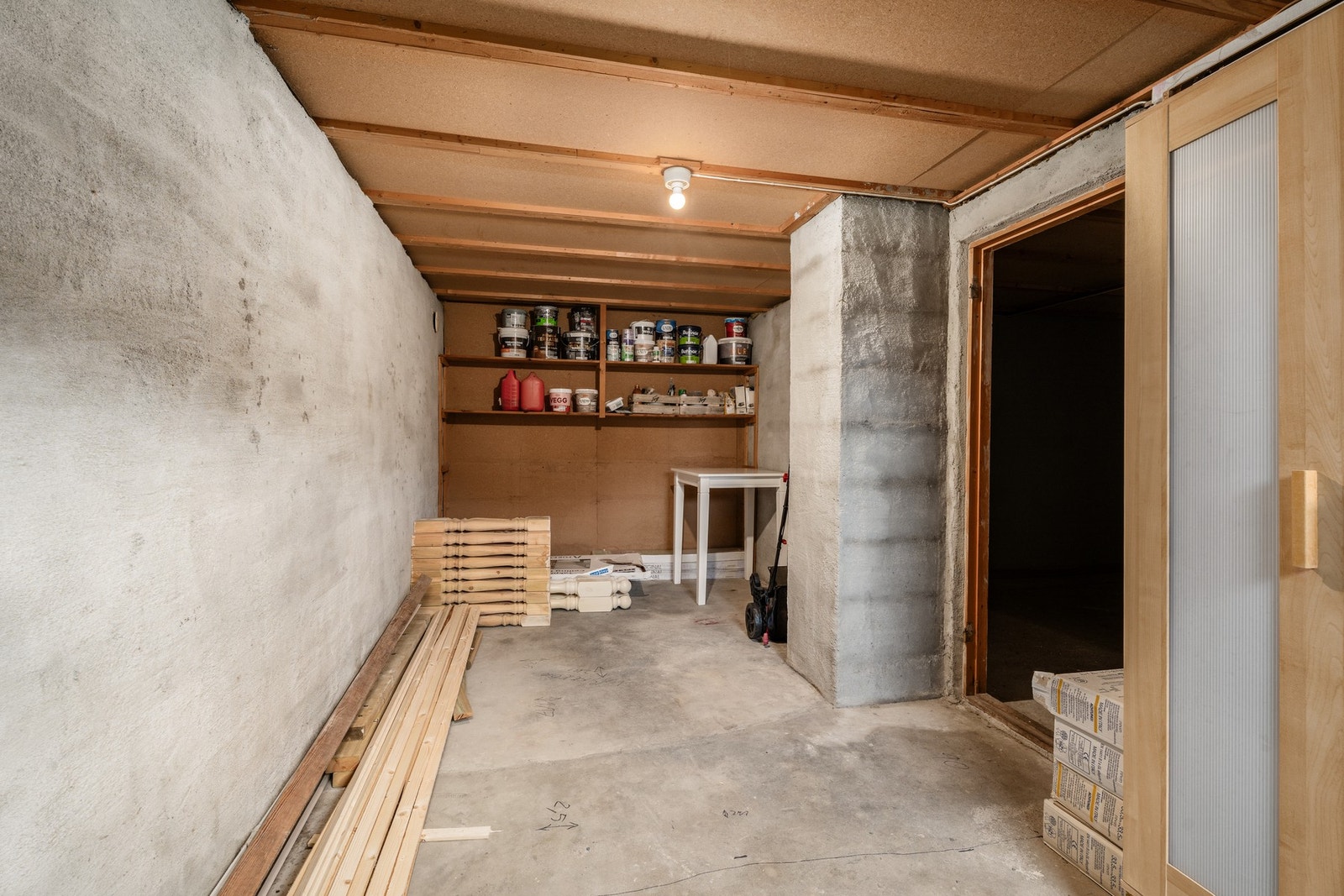 Etasjen inneholder flere boder og rom med stort utviklingspotensiale. Galleribilde