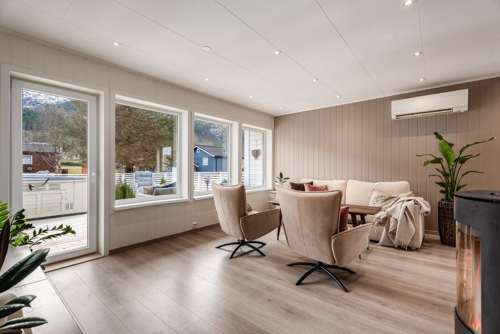 Spottene i himlingen er dimmebare og gir stuen et moderne preg. Galleribilde