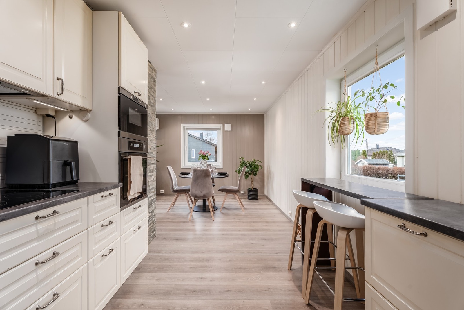 Av utstyrslisten er det verdt å nevne integrert mikrobølgeovn, stekeovn, oppvaskmaskin, kjøl/frys og platetopp. Galleribilde