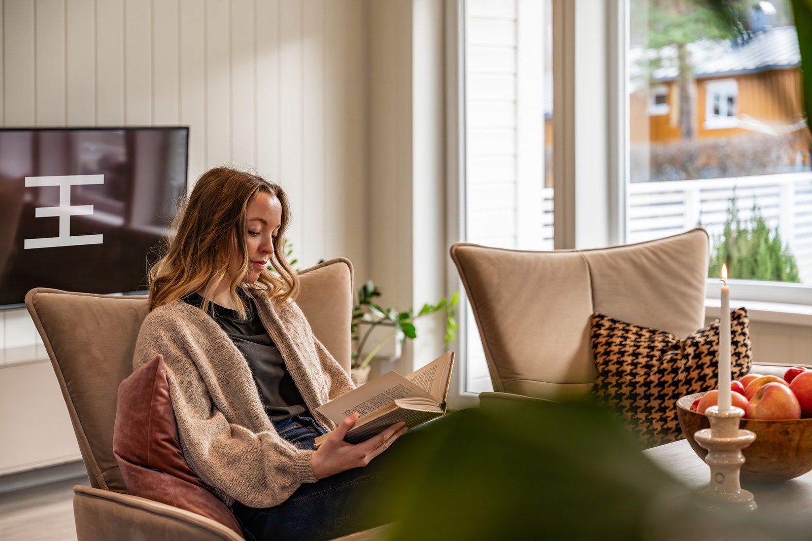 Lys stue med store vindusflater og soner som egner seg godt for avslapning med en god bok. Galleribilde